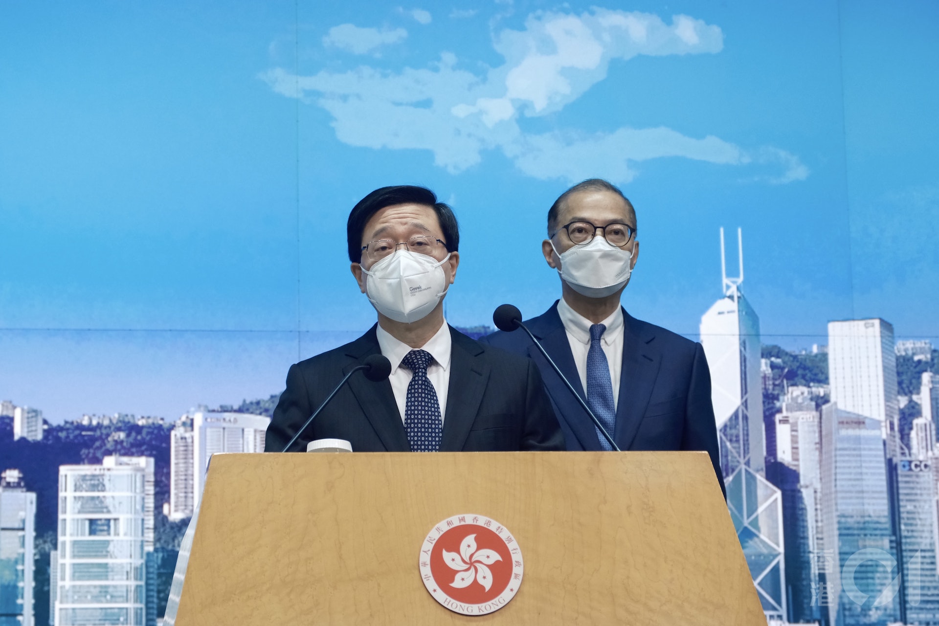 特首李家超(左)及醫務衞生局局長盧寵茂在2月28日行政會議前記者會,公布3月1日取消口罩令,市民在室內室外及公共交通上毋須再戴口罩。(盧翊銘攝) 特首李家超(左)及醫務衞生局局長盧寵茂在2月28日行政會議前記者會,公布3月1日取消口罩令,市民在室內室外及公共交通上毋須再戴口罩。(盧翊銘攝)