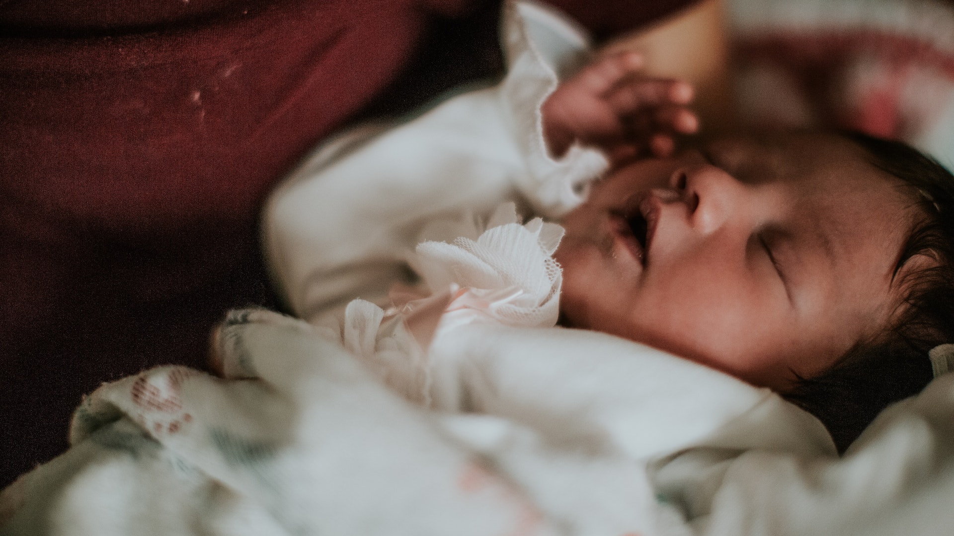 育兒|最強孩子催眠術?爸爸心生一計 初生寶寶竟秒速呼呼大睡 育兒|最強孩子催眠術?爸爸心生一計 初生寶寶竟秒速呼呼大睡