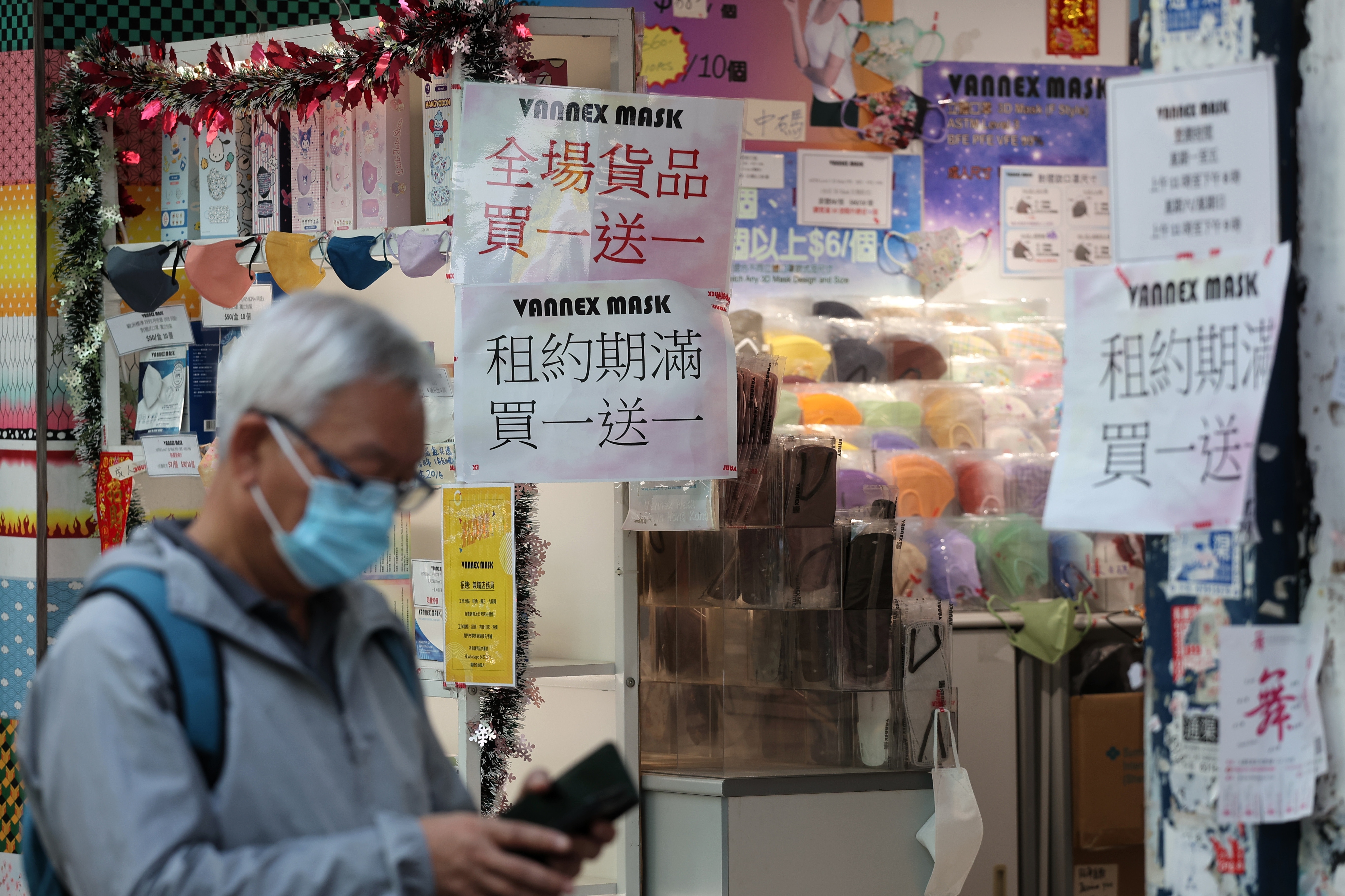 政府2月28日公布口罩令翌日取消，維持959日劃上句號。在旺角有口罩店減價促銷，買一送一。（張浩維攝)