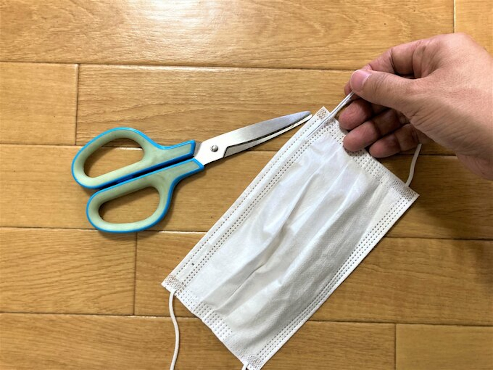 1. 可用剪刀取下口罩的鼻位鐵線。（「kodawari-souji.blog」圖片）