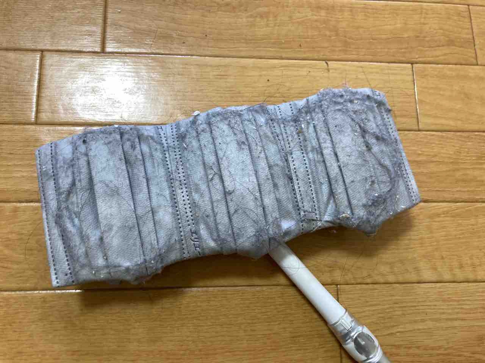 Yoshimama表示與紗布相比，不織布除塵效果更好，而這個方法就連立體口罩亦一樣用到。（「kodawari-souji.blog」圖片）