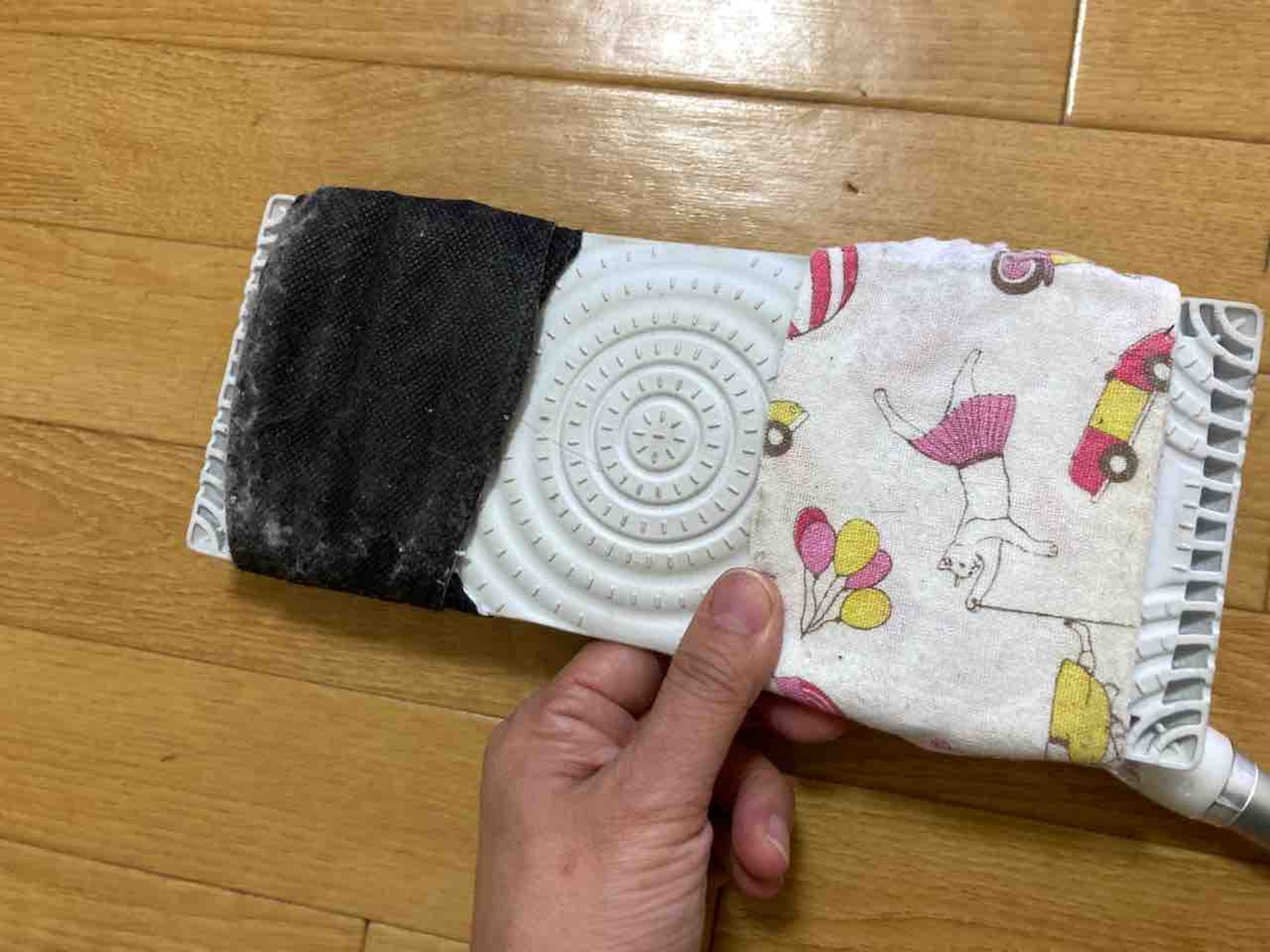 Yoshimama表示與紗布相比，不織布除塵效果更好，而這個方法就連立體口罩亦一樣用到。（「kodawari-souji.blog」圖片）