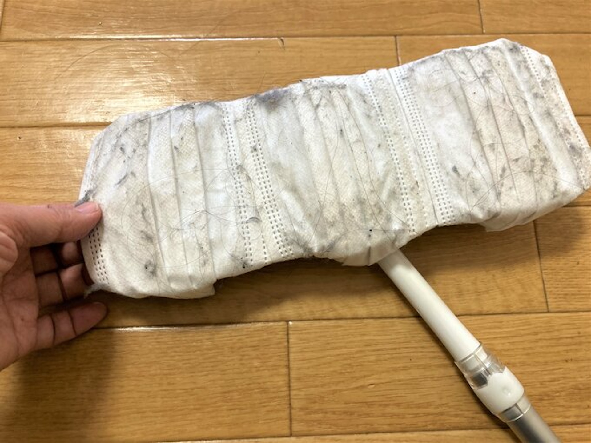 不織布能輕鬆吸附灰塵。（「kodawari-souji.blog」圖片）