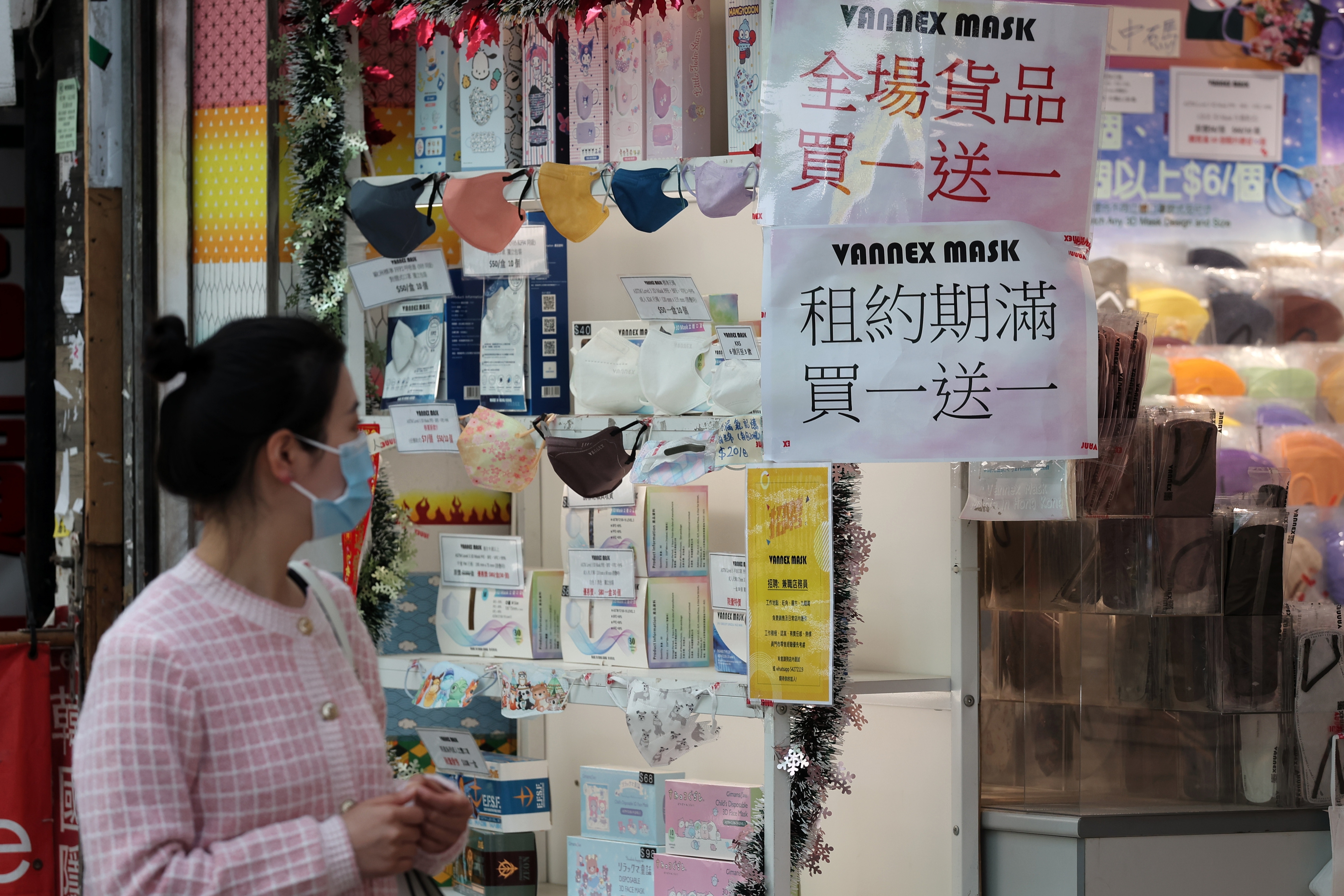 政府2月28日公布口罩令翌日取消，維持959日劃上句號。在旺角有口罩店減價促銷，買一送一。（張浩維攝)