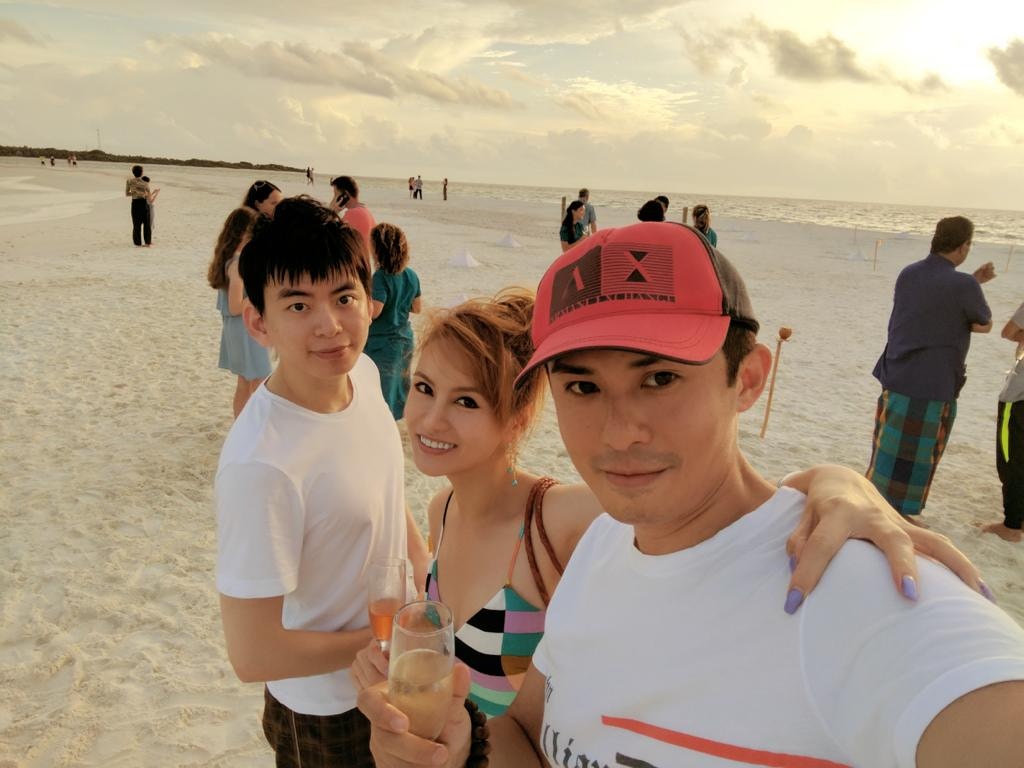 蔡一鳳和胞弟蔡一龍（左一）上月被入稟追數。（蔡一鳳Facebook）