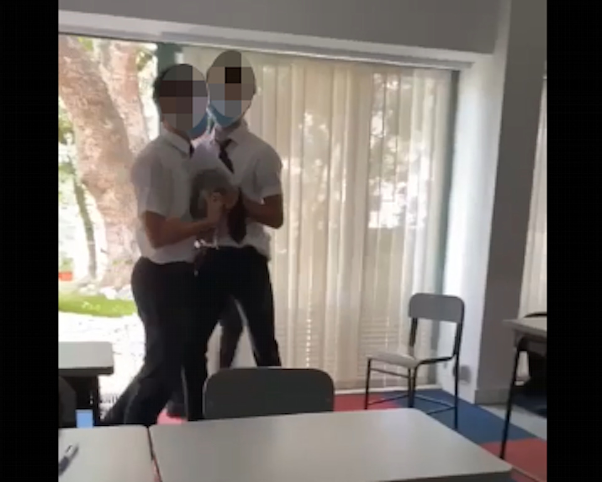 近日流傳多段拔萃男書院學生在校內互相打鬥影片,其中一段兩名學生起初互相推撞,及後向對方揮拳。(影片截圖) 近日流傳多段拔萃男書院學生在校內互相打鬥影片,其中一段兩名學生起初互相推撞,及後向對方揮拳。(影片截圖)