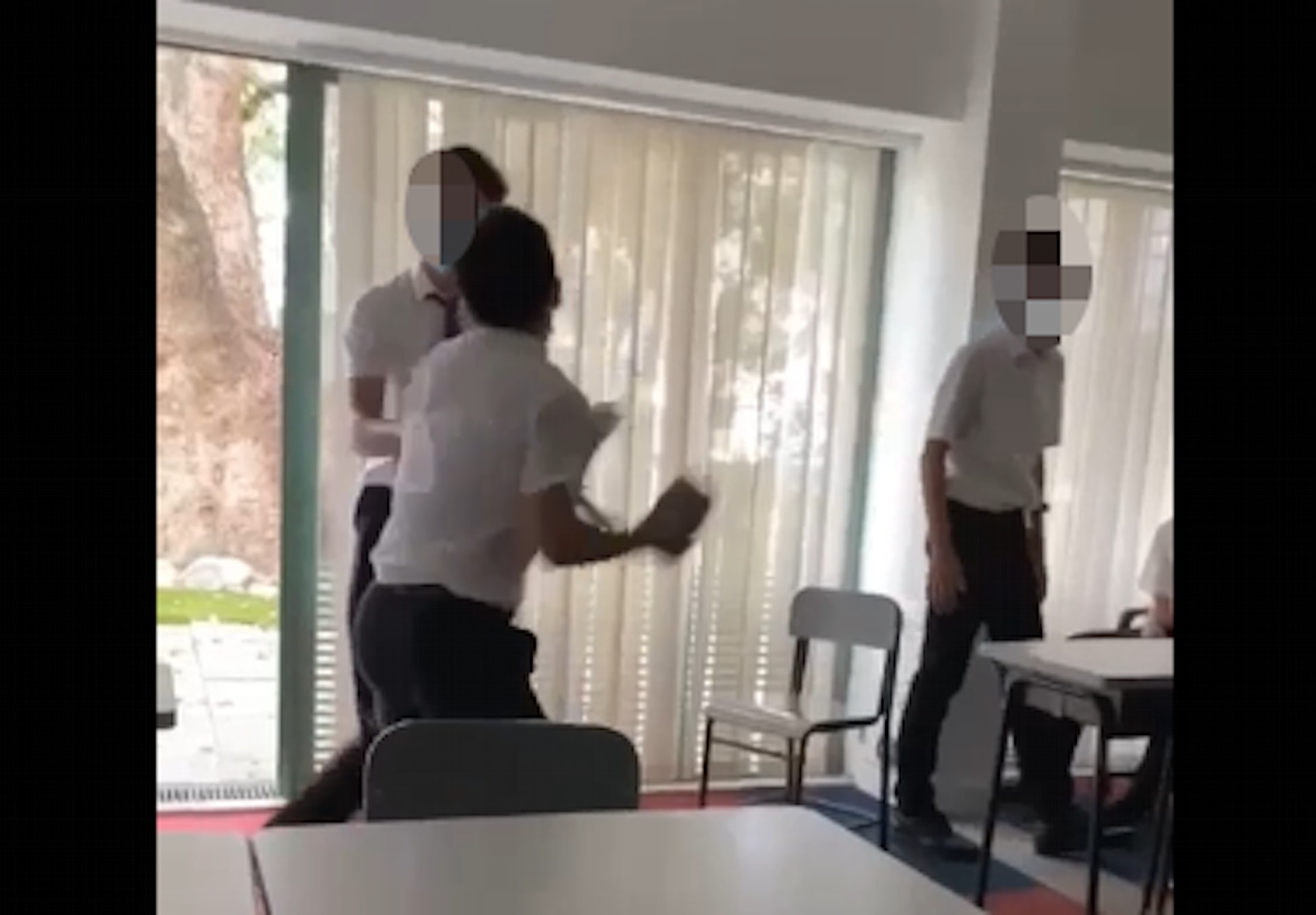 近日流傳多段拔萃男書院學生在校內互相打鬥影片,其中一段兩名學生起初互相推撞,及後向對方揮拳。(影片截圖) 近日流傳多段拔萃男書院學生在校內互相打鬥影片,其中一段兩名學生起初互相推撞,及後向對方揮拳。(影片截圖)
