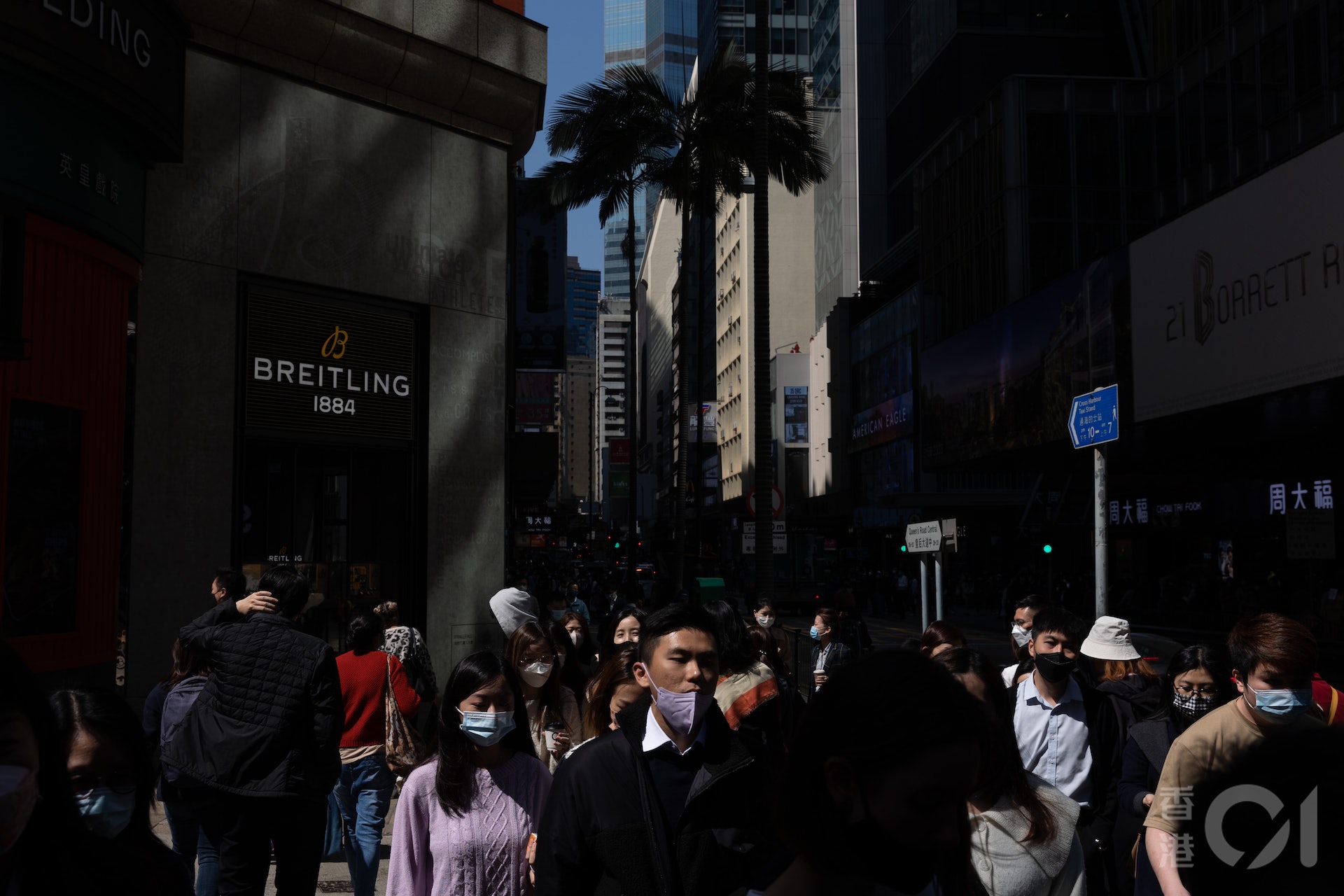 口罩令3月1日取消,在2月28日尖沙咀街頭,市民幾乎全部都戴着口罩,這日是口罩令由2020年7月15日生效以來的959日。(鄭子峰攝) 口罩令3月1日取消,在2月28日尖沙咀街頭,市民幾乎全部都戴着口罩,這日是口罩令由2020年7月15日生效以來的959日。(鄭子峰攝)