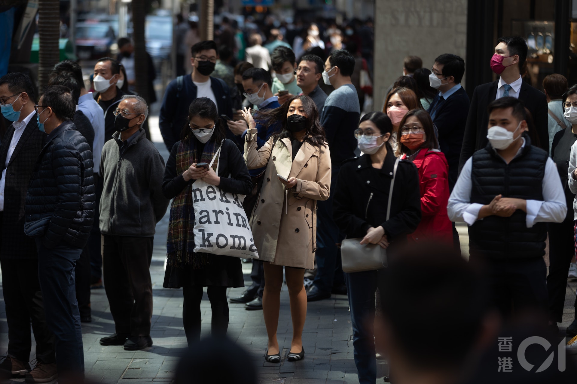 口罩令3月1日取消,在2月28日尖沙咀街頭,市民幾乎全部都戴着口罩,這日是口罩令由2020年7月15日生效以來的959日。(鄭子峰攝) 口罩令3月1日取消,在2月28日尖沙咀街頭,市民幾乎全部都戴着口罩,這日是口罩令由2020年7月15日生效以來的959日。(鄭子峰攝)