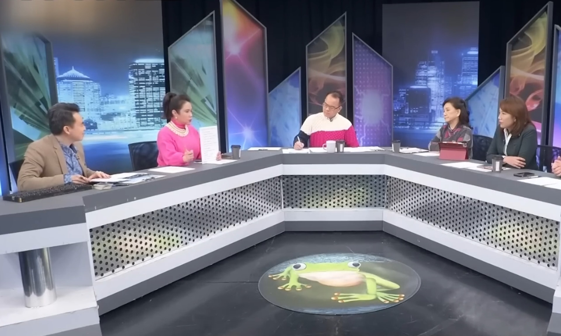 命理師廖美然早在2022年就成功預言台灣將會面臨缺蛋問題,影片近日被翻出,惹起當地人關注。(《新聞挖挖哇》節目截圖) 命理師廖美然早在2022年就成功預言台灣將會面臨缺蛋問題,影片近日被翻出,惹起當地人關注。(《新聞挖挖哇》節目截圖)