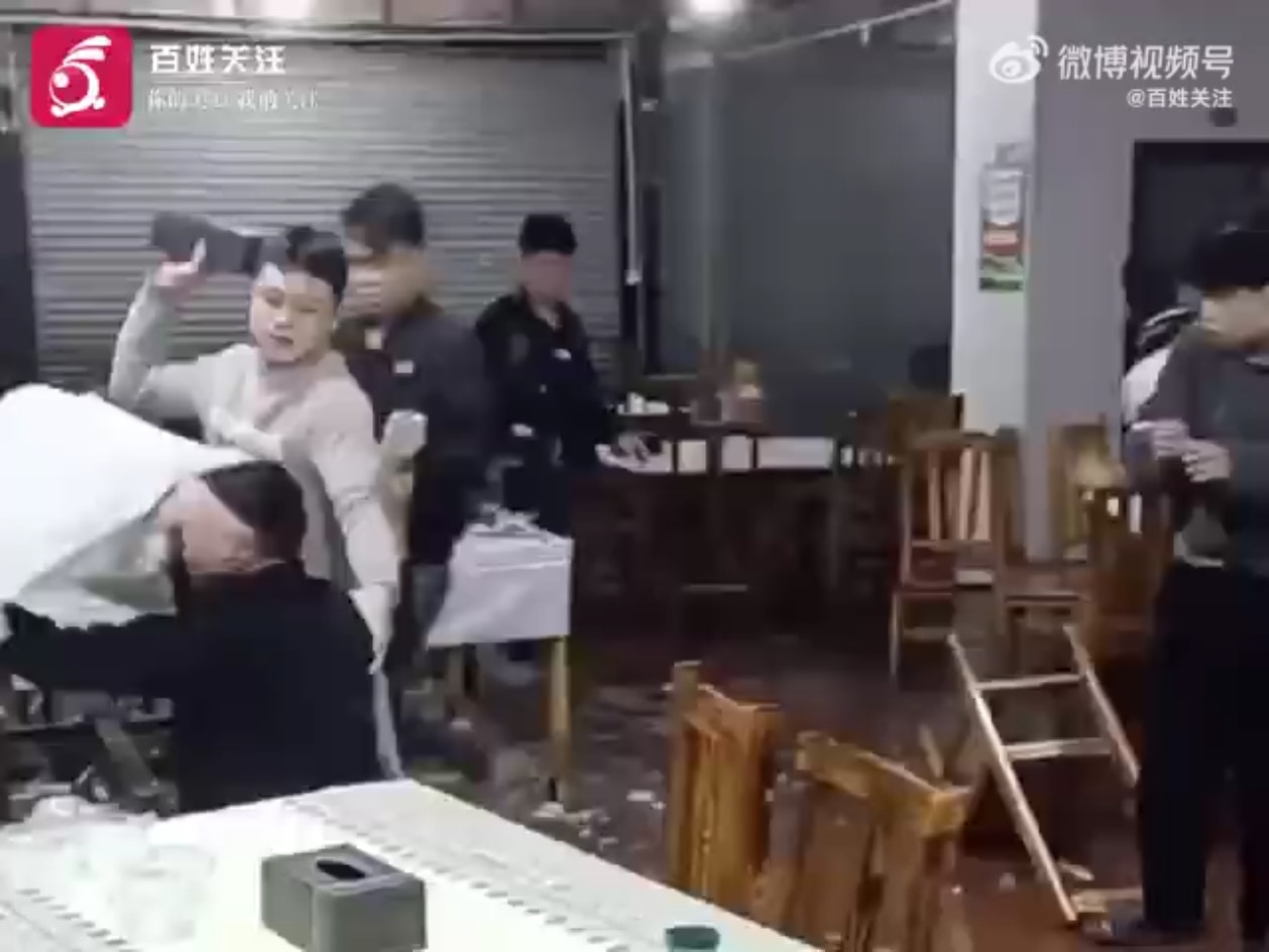 廣西南寧有燒烤店發生群毆。（百姓關注）