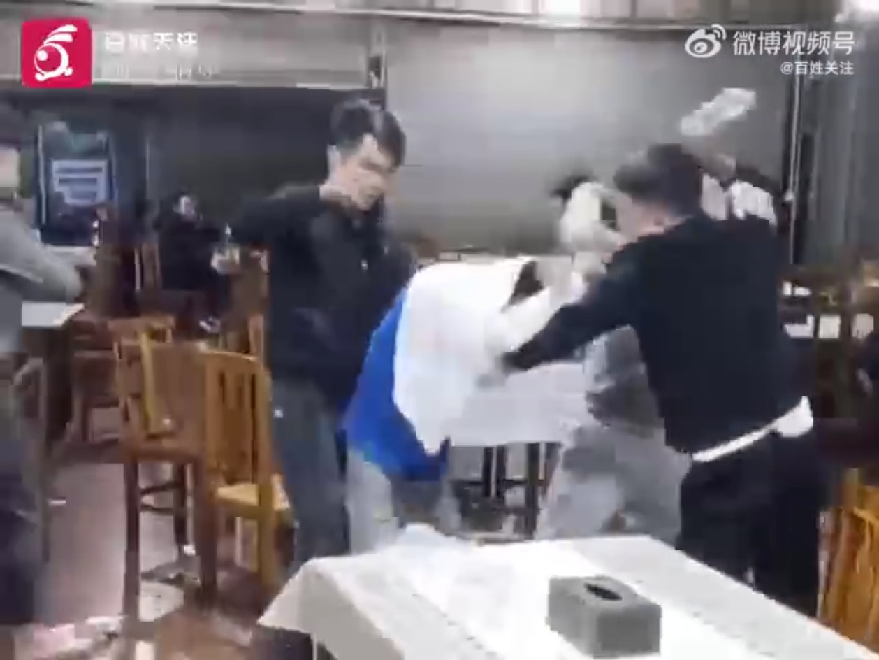 廣西南寧有燒烤店發生群毆。（百姓關注）