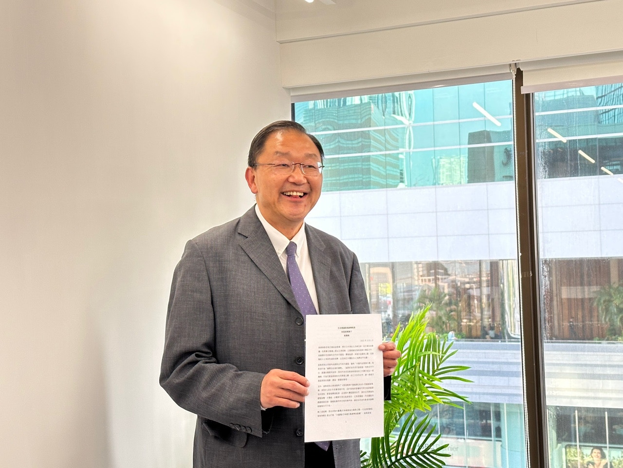 黃錦輝介紹政協會議的五項提案。（文睿攝）
