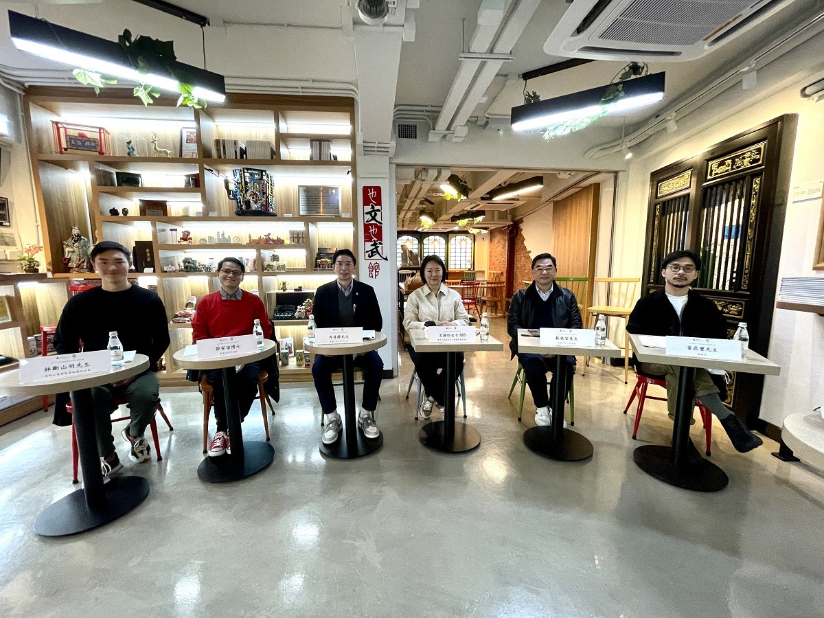 評審團成員包括東華三院壬寅年董事局主席馬清揚(左三)、東華三院庚子年董事局主席暨獎項捐款人文頴怡小姐(右三)、東華三院行政總監蘇祐安(右二)、香港史學會總監鄧家宙博士(左二)、藝術家黃鼎豐(右一)及道風山基督教叢林藝術統籌林斷山明(左一)。(東華三院提供圖片) 評審團成員包括東華三院壬寅年董事局主席馬清揚(左三)、東華三院庚子年董事局主席暨獎項捐款人文頴怡小姐(右三)、東華三院行政總監蘇祐安(右二)、香港史學會總監鄧家宙博士(左二)、藝術家黃鼎豐(右一)及道風山基督教叢林藝術統籌林斷山明(左一)。(東華三院提供圖片)