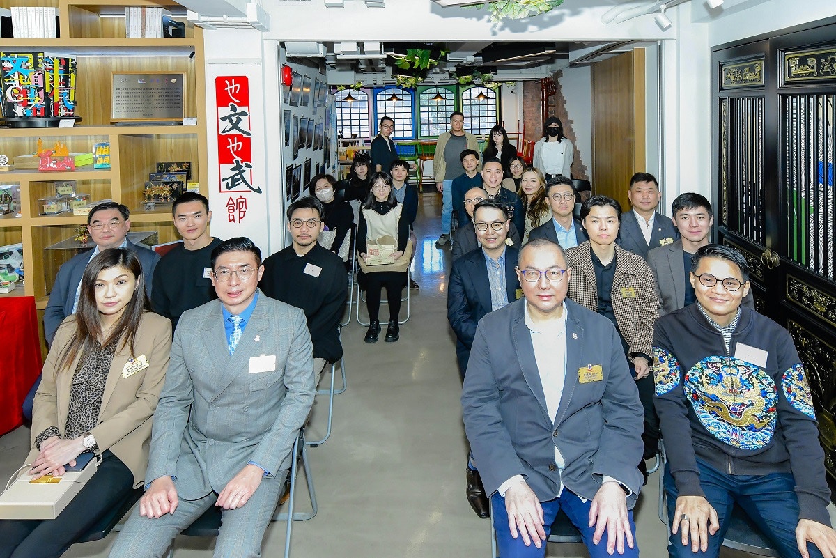 典禮嘉賓及一眾得獎者大合照留念。(東華三院提供圖片) 典禮嘉賓及一眾得獎者大合照留念。(東華三院提供圖片)