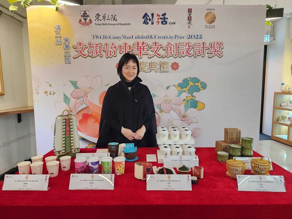 東華三院庚子年董事局主席暨獎項捐款人文頴怡小姐與得獎作品合照。(東華三院提供圖片) 東華三院庚子年董事局主席暨獎項捐款人文頴怡小姐與得獎作品合照。(東華三院提供圖片)