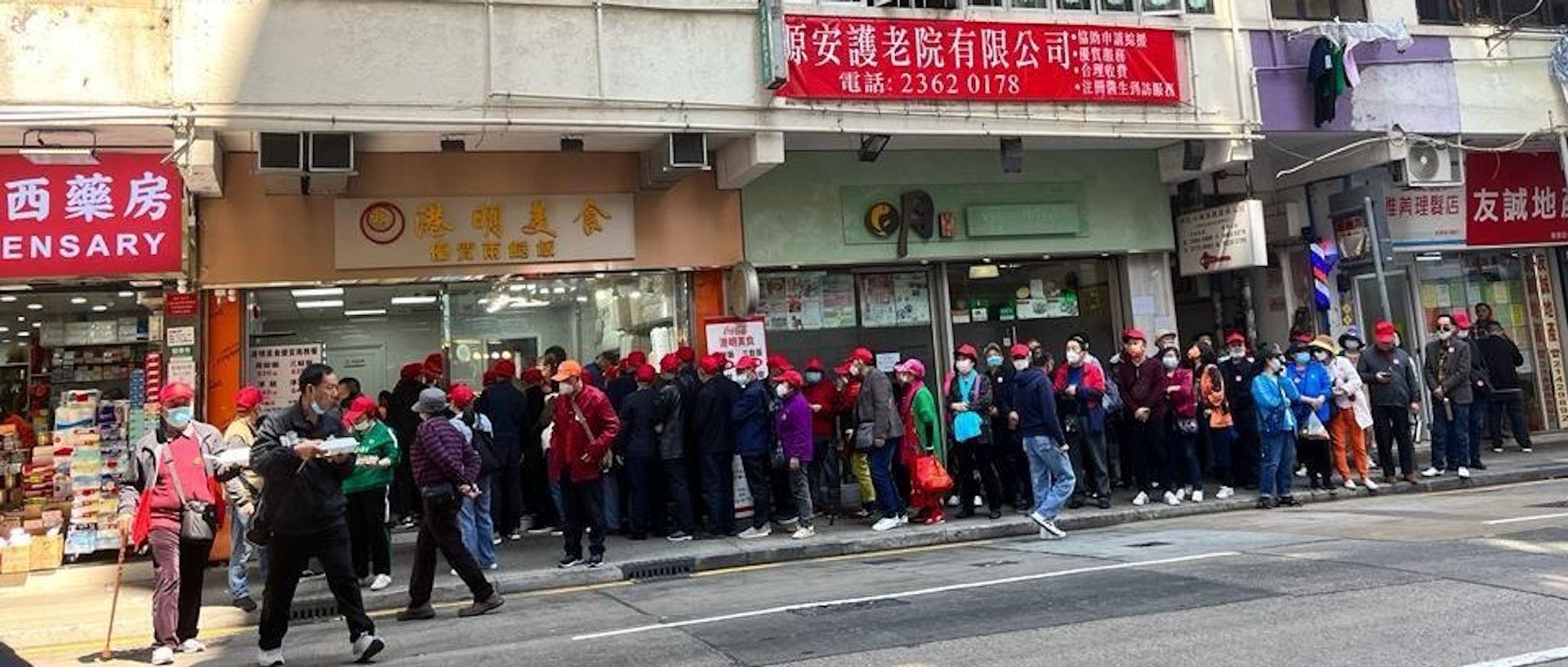 2月28日,約30名戴紅帽的內地團友被逼當街「立食」兩餸飯,一行人塞爆落山道的兩餸飯店「港明美食」門外。潘國華區議員提供圖片 2月28日,約30名戴紅帽的內地團友被逼當街「立食」兩餸飯,一行人塞爆落山道的兩餸飯店「港明美食」門外。潘國華區議員提供圖片