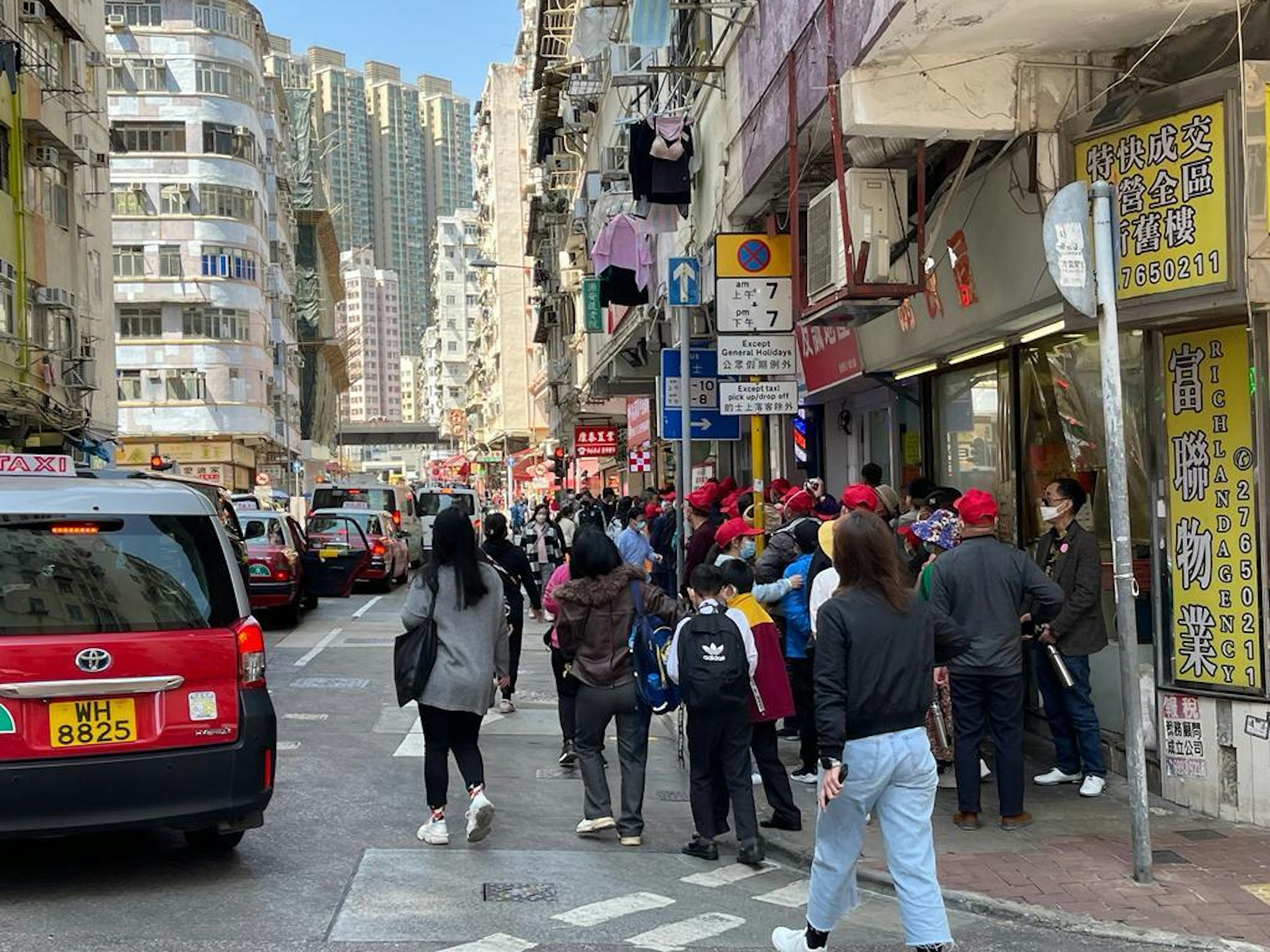 2月28日,約30名戴紅帽的內地團友被逼當街「立食」兩餸飯,一行人塞爆落山道的兩餸飯店「港明美食」門外。潘國華區議員提供圖片 2月28日,約30名戴紅帽的內地團友被逼當街「立食」兩餸飯,一行人塞爆落山道的兩餸飯店「港明美食」門外。潘國華區議員提供圖片
