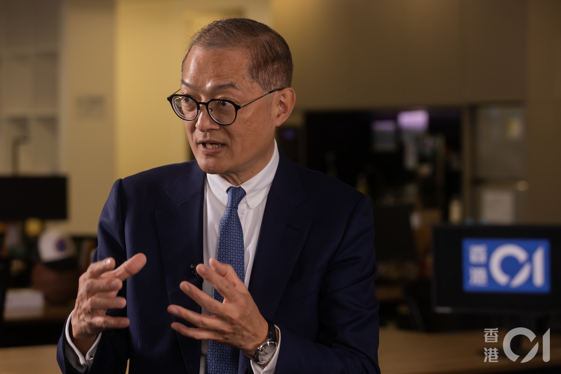 醫務衞生局局長盧寵茂接受《香港01》專訪時表示,正探討設立新機制,當內地器官輪候名單找不到適合的受贈者,可以跨境過來給香港受贈者。(余俊亮攝) 醫務衞生局局長盧寵茂接受《香港01》專訪時表示,正探討設立新機制,當內地器官輪候名單找不到適合的受贈者,可以跨境過來給香港受贈者。(余俊亮攝)