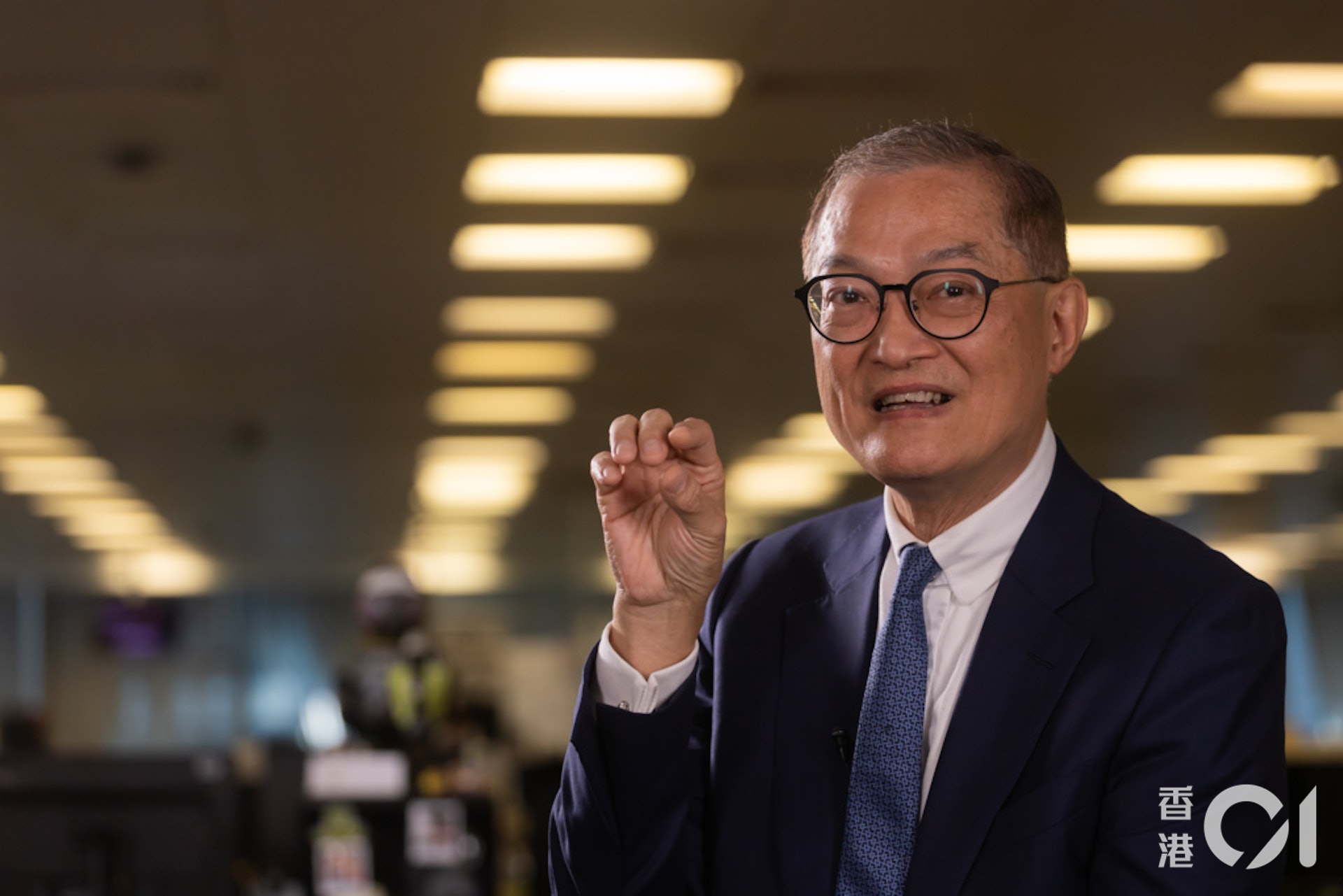 醫務衞生局局長盧寵茂,在3月1日口罩令解禁首日,接受《香港01》專訪,除了展述新冠防疫政策,還大談與特首李家超的關係。(余俊亮攝) 醫務衞生局局長盧寵茂,在3月1日口罩令解禁首日,接受《香港01》專訪,除了展述新冠防疫政策,還大談與特首李家超的關係。(余俊亮攝)