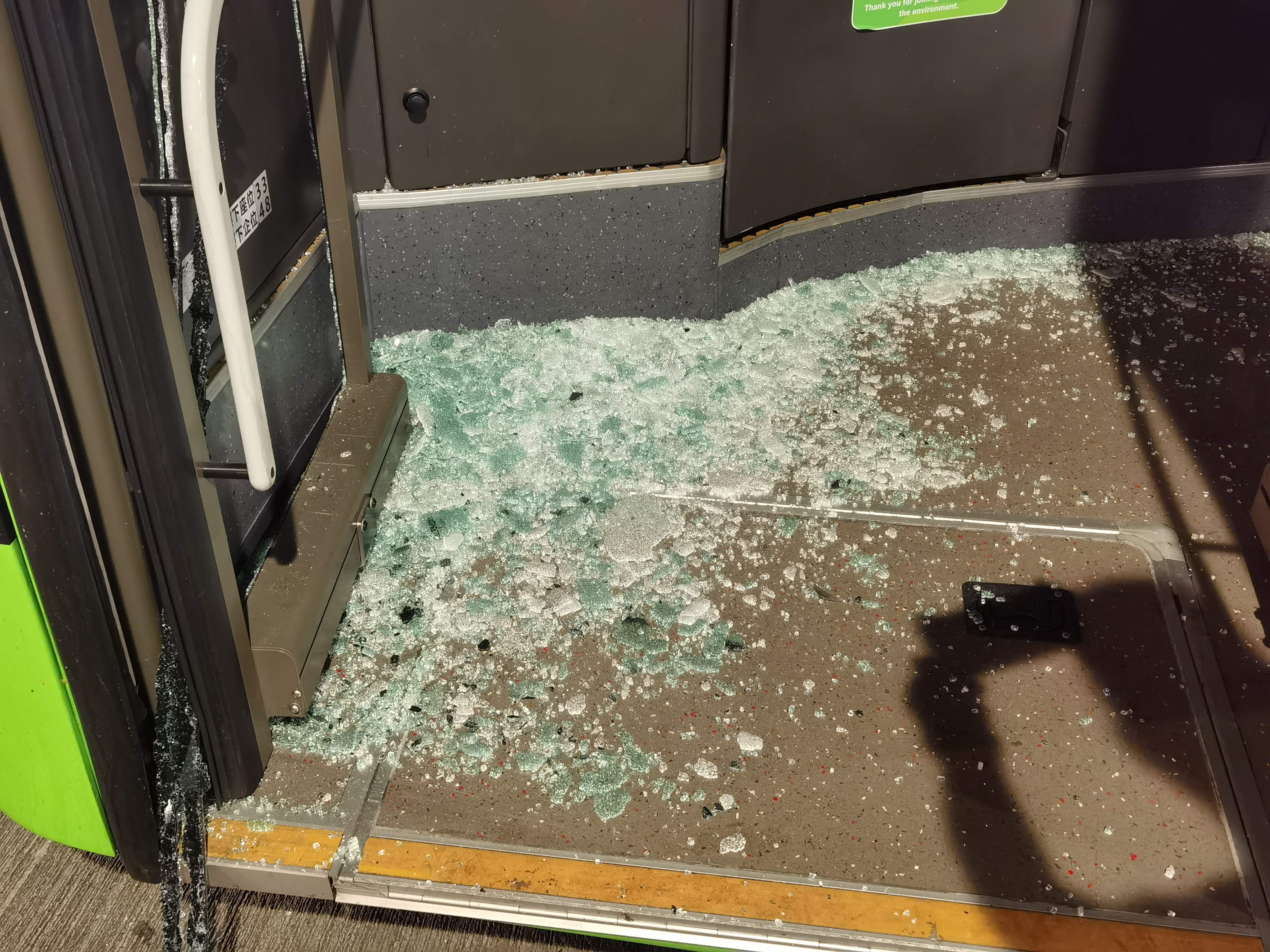 巴士車門玻璃粉碎。