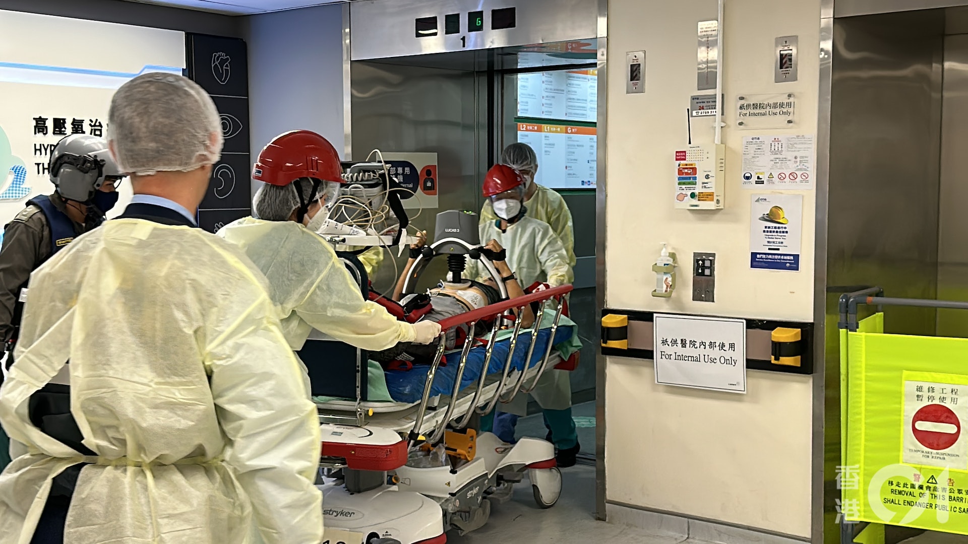 行山翁由直升機送到東區醫院,其間要用自動心外壓機急救。(羅敏妍攝) 行山翁由直升機送到東區醫院,其間要用自動心外壓機急救。(羅敏妍攝)