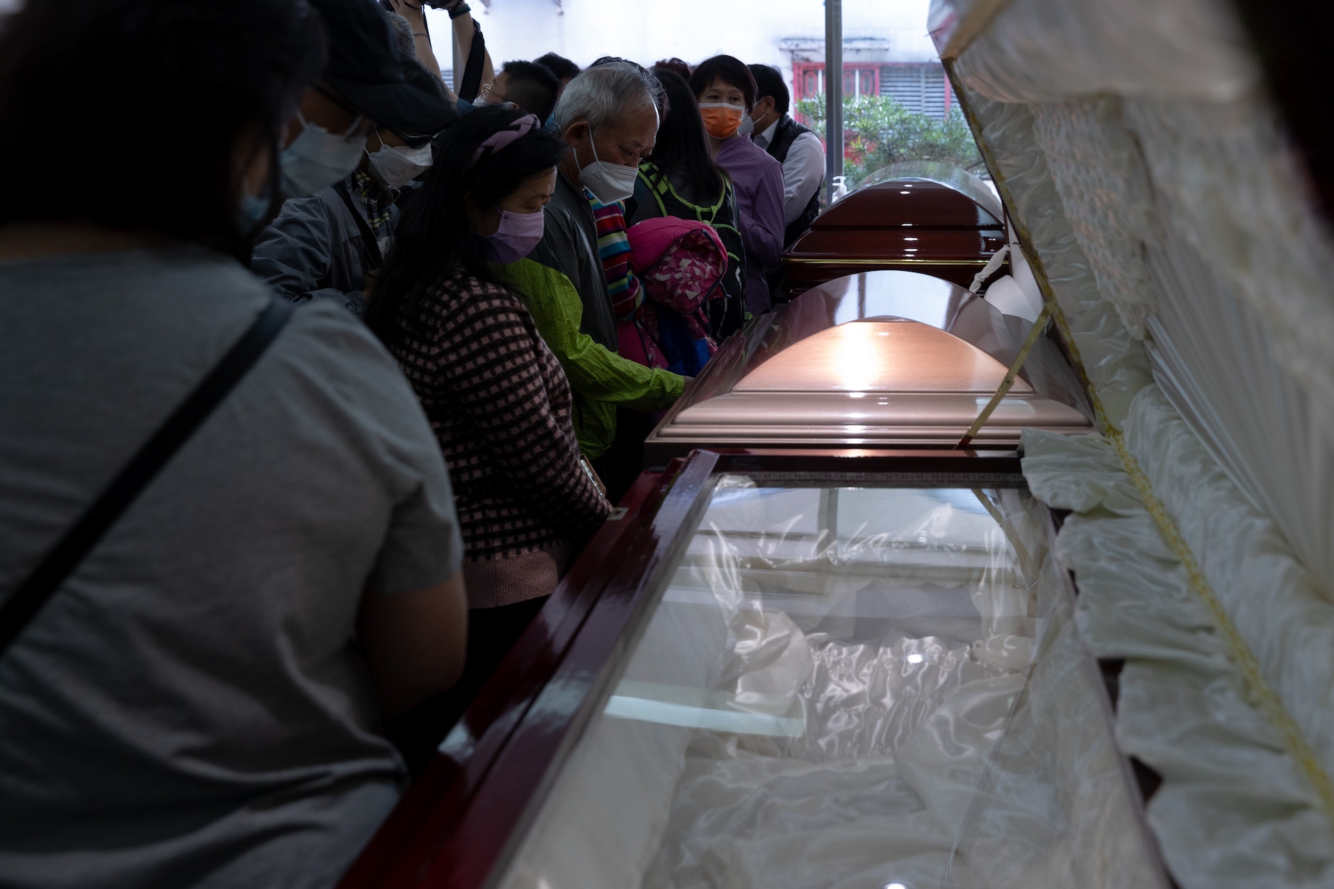 樂齡薈為打破長者對死亡禁忌和恐懼,認識生前規劃身後事的重要性,於本月舉辦了另類導賞團,帶同一眾老友記在上環參觀逾百年歷史的長生店和壽衣店,深入了解整個殯葬行業的現況,為隨時來襲的死亡,及早作出準備。(夏家朗攝) 樂齡薈為打破長者對死亡禁忌和恐懼,認識生前規劃身後事的重要性,於本月舉辦了另類導賞團,帶同一眾老友記在上環參觀逾百年歷史的長生店和壽衣店,深入了解整個殯葬行業的現況,為隨時來襲的死亡,及早作出準備。(夏家朗攝)