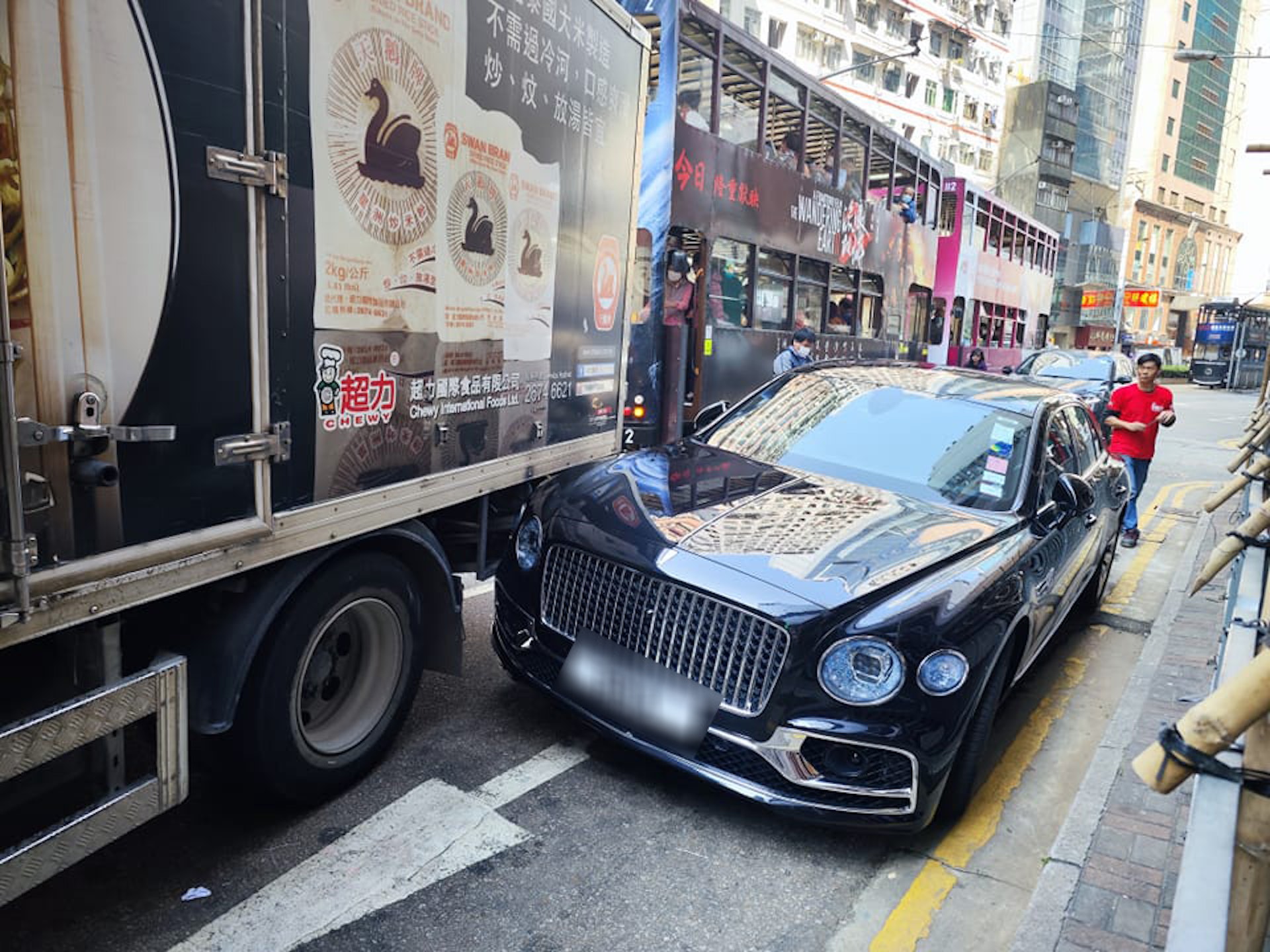 貨車的車尾刮到賓利的右邊車頭(Facebook@馬路的事 (即時交通資訊台)截圖) 貨車的車尾刮到賓利的右邊車頭(Facebook@馬路的事 (即時交通資訊台)截圖)