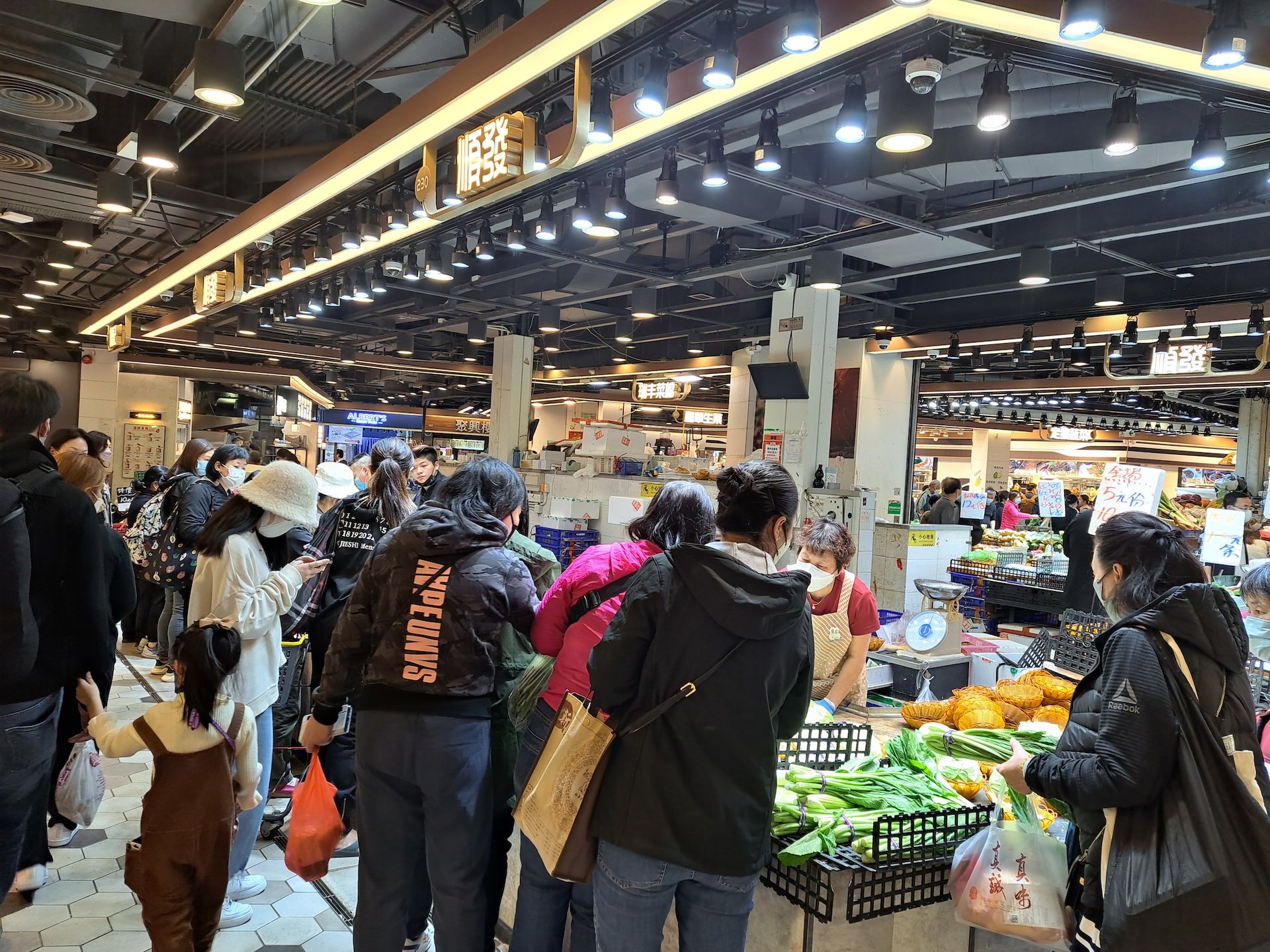 街市菜檔劈價促銷,愈賣愈平,手快有手慢冇。 街市菜檔劈價促銷,愈賣愈平,手快有手慢冇。