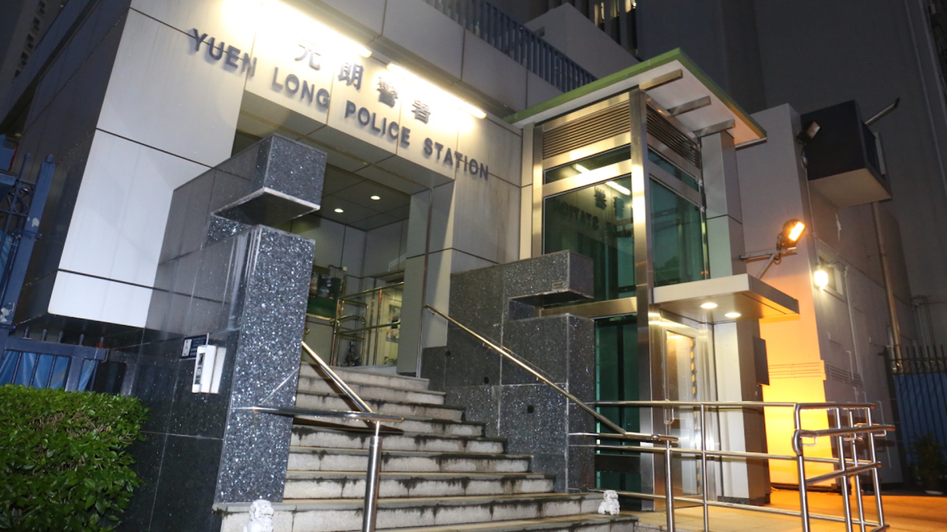 警方在元朗搗破一個懷疑毒品儲存倉。行動中,人員拘捕兩名男女,涉嫌「販運危險藥物」,並檢獲約14公斤懷疑大麻花,市值約332萬元。(資料圖片) 警方在元朗搗破一個懷疑毒品儲存倉。行動中,人員拘捕兩名男女,涉嫌「販運危險藥物」,並檢獲約14公斤懷疑大麻花,市值約332萬元。(資料圖片)