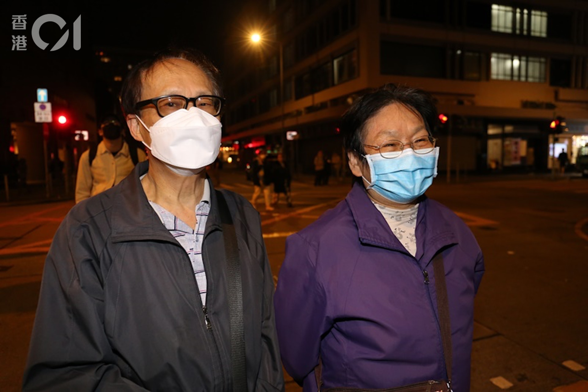 家住重慶大廈的余氏夫婦自行疏散。(黃江奇攝) 家住重慶大廈的余氏夫婦自行疏散。(黃江奇攝)