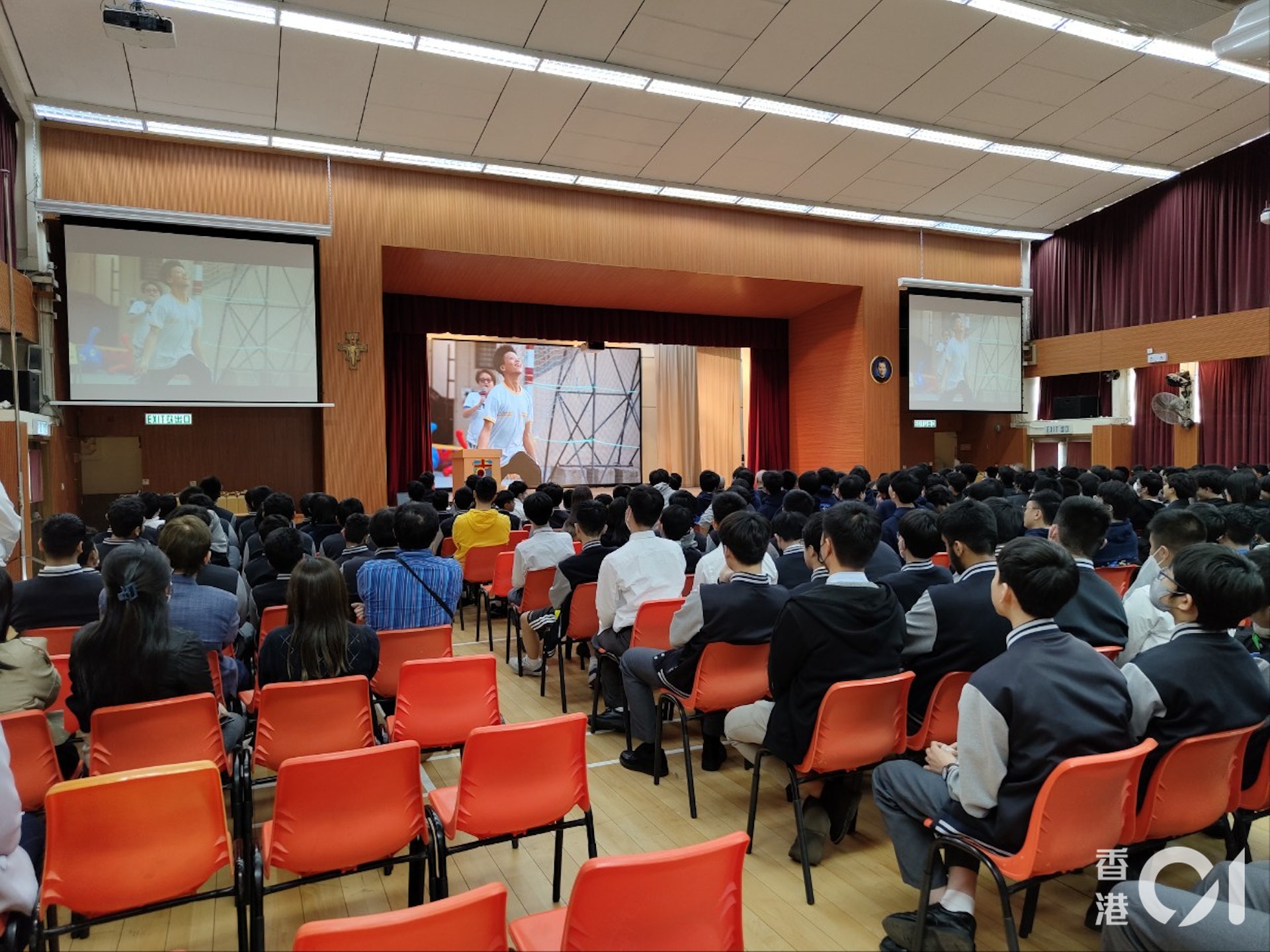 葵涌天主教慈幼會伍少梅中學昨日(3月2日)舉辦惜別禮,送別中六學生。(盧勁揚攝) 葵涌天主教慈幼會伍少梅中學昨日(3月2日)舉辦惜別禮,送別中六學生。(盧勁揚攝)