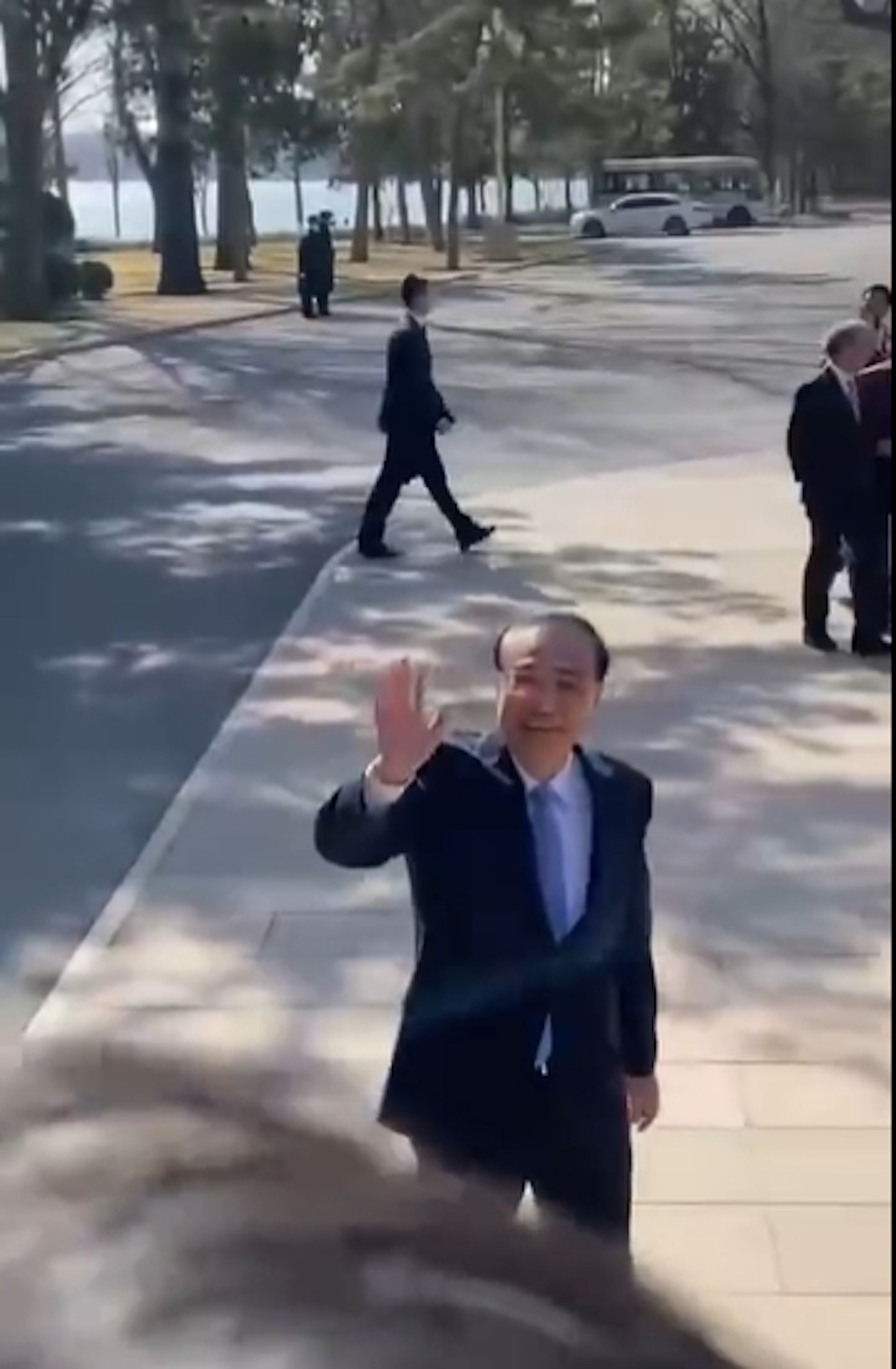 李克強向現場人員揮手,並露出微笑。(影片截圖) 李克強向現場人員揮手,並露出微笑。(影片截圖)