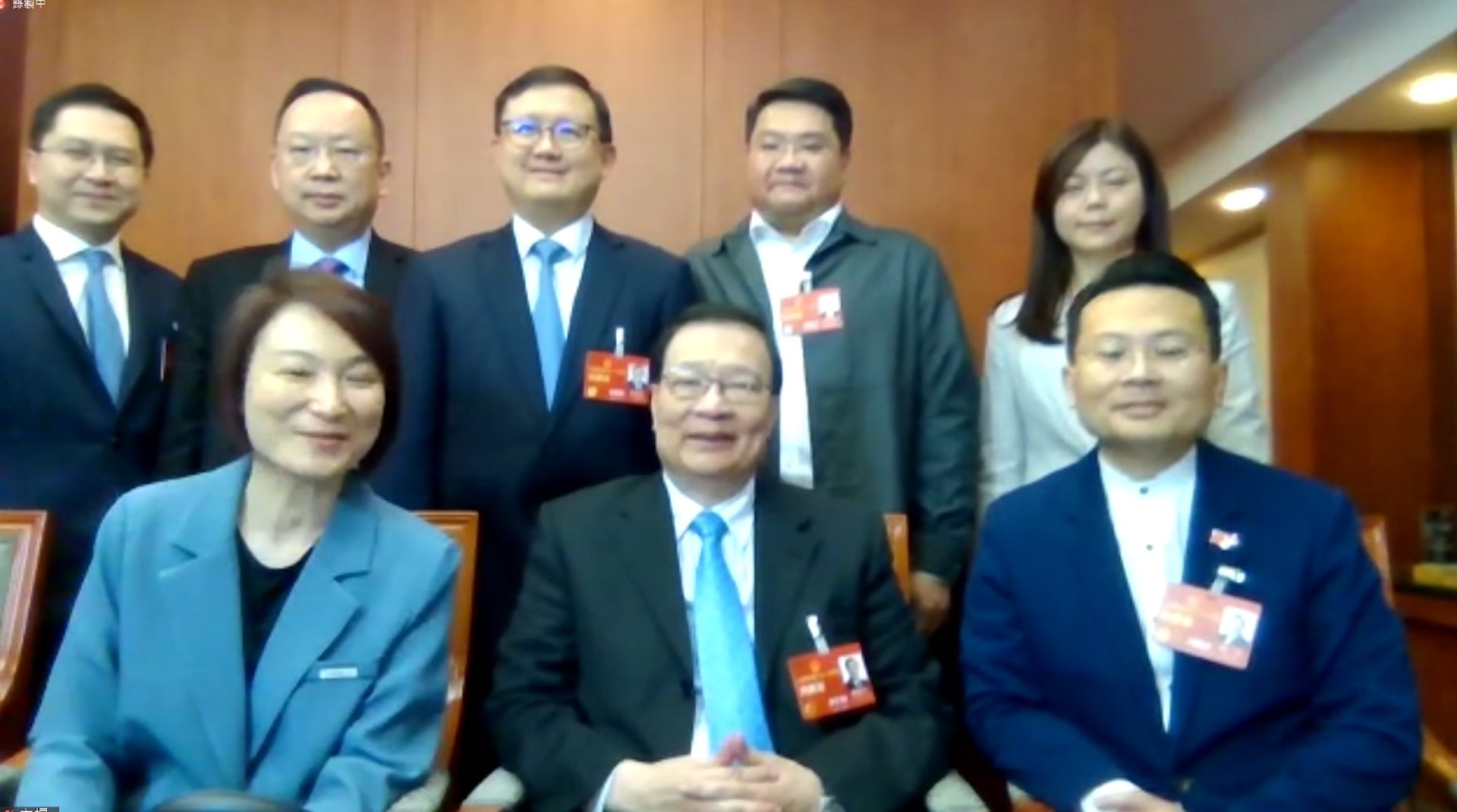 民建聯人大代表在會議前舉行記者會,介紹今次將提出的議案。(記者會直播截圖) 民建聯人大代表在會議前舉行記者會,介紹今次將提出的議案。(記者會直播截圖)