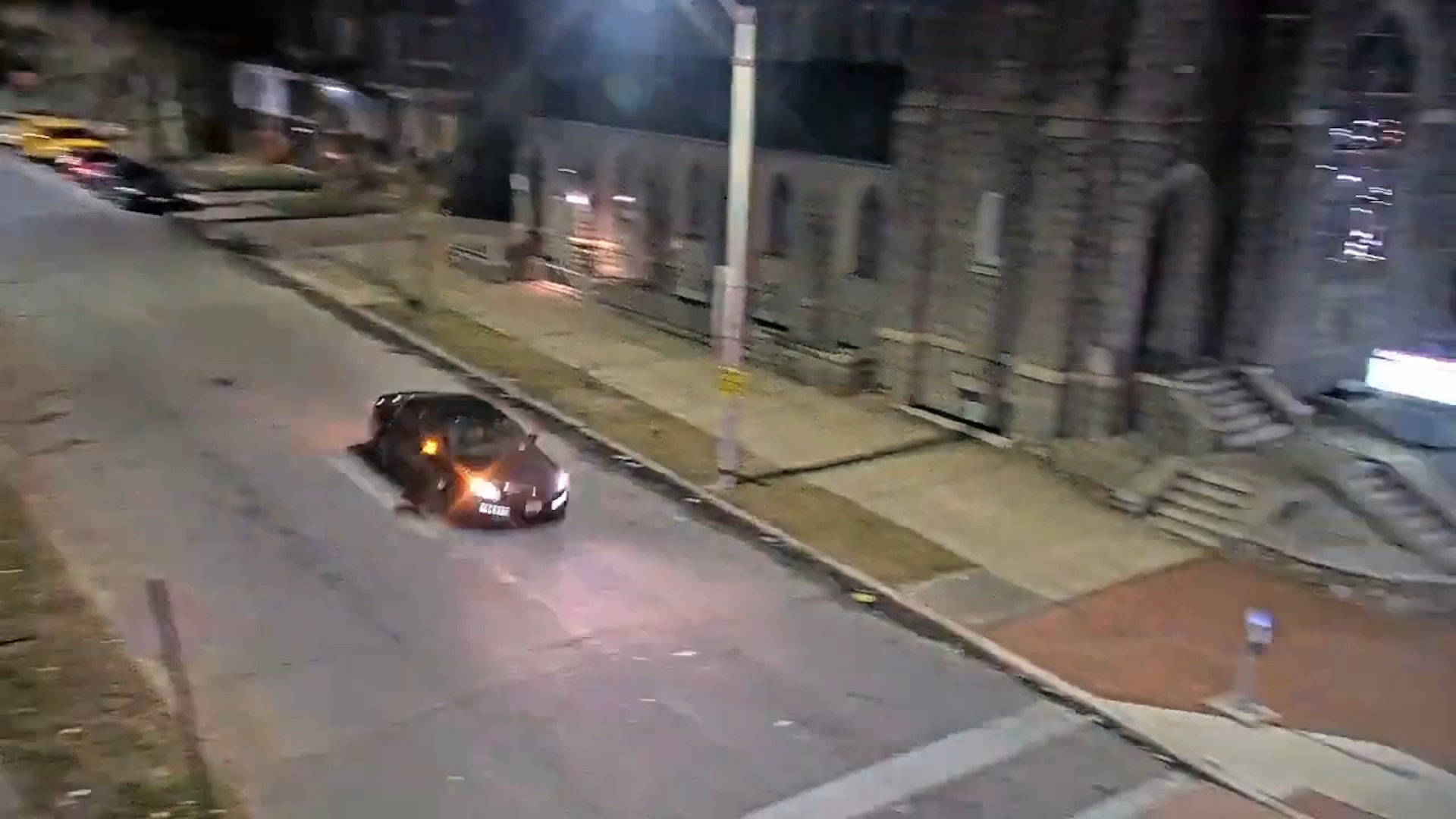 事發時,一輛黑色房車為了躲避警方追捕,在馬路上飆速行駛(YouTube截圖 / @WBFF FOX45 Baltimore) 事發時,一輛黑色房車為了躲避警方追捕,在馬路上飆速行駛(YouTube截圖 / @WBFF FOX45 Baltimore)