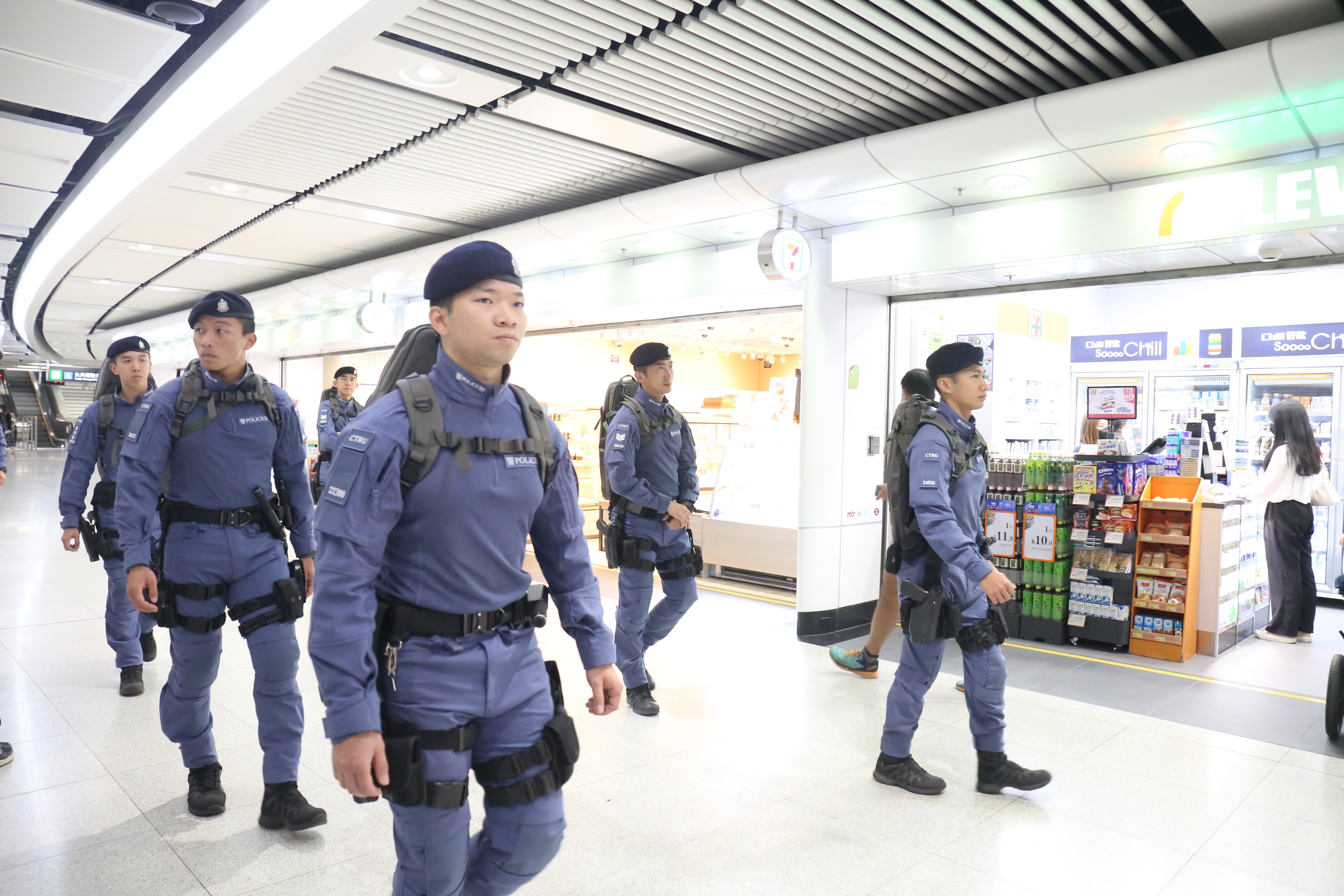兩會｜警全港加強反恐 反恐特勤隊會展站高調巡邏