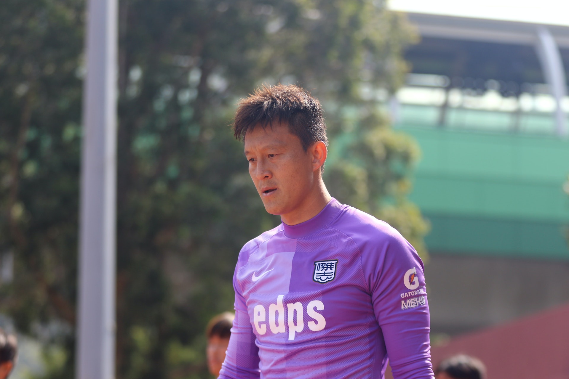 王振鵬低着頭迎接自己第350次為傑志上陣。(袁志浩攝) 王振鵬低着頭迎接自己第350次為傑志上陣。(袁志浩攝)