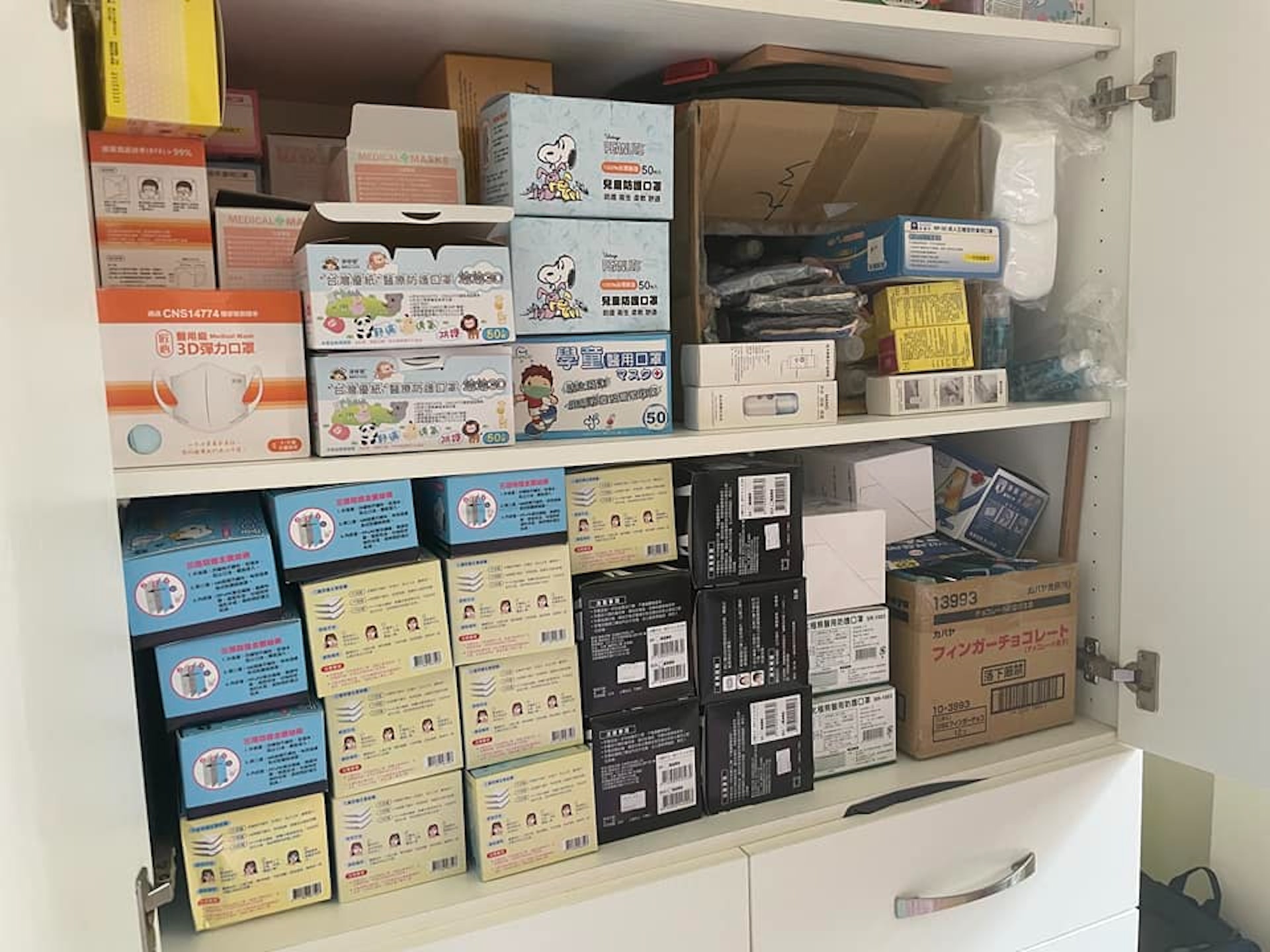 網民曬出家中的口罩庫存。(fb專頁「我睇咗啲乜嘢」圖片) 網民曬出家中的口罩庫存。(fb專頁「我睇咗啲乜嘢」圖片)
