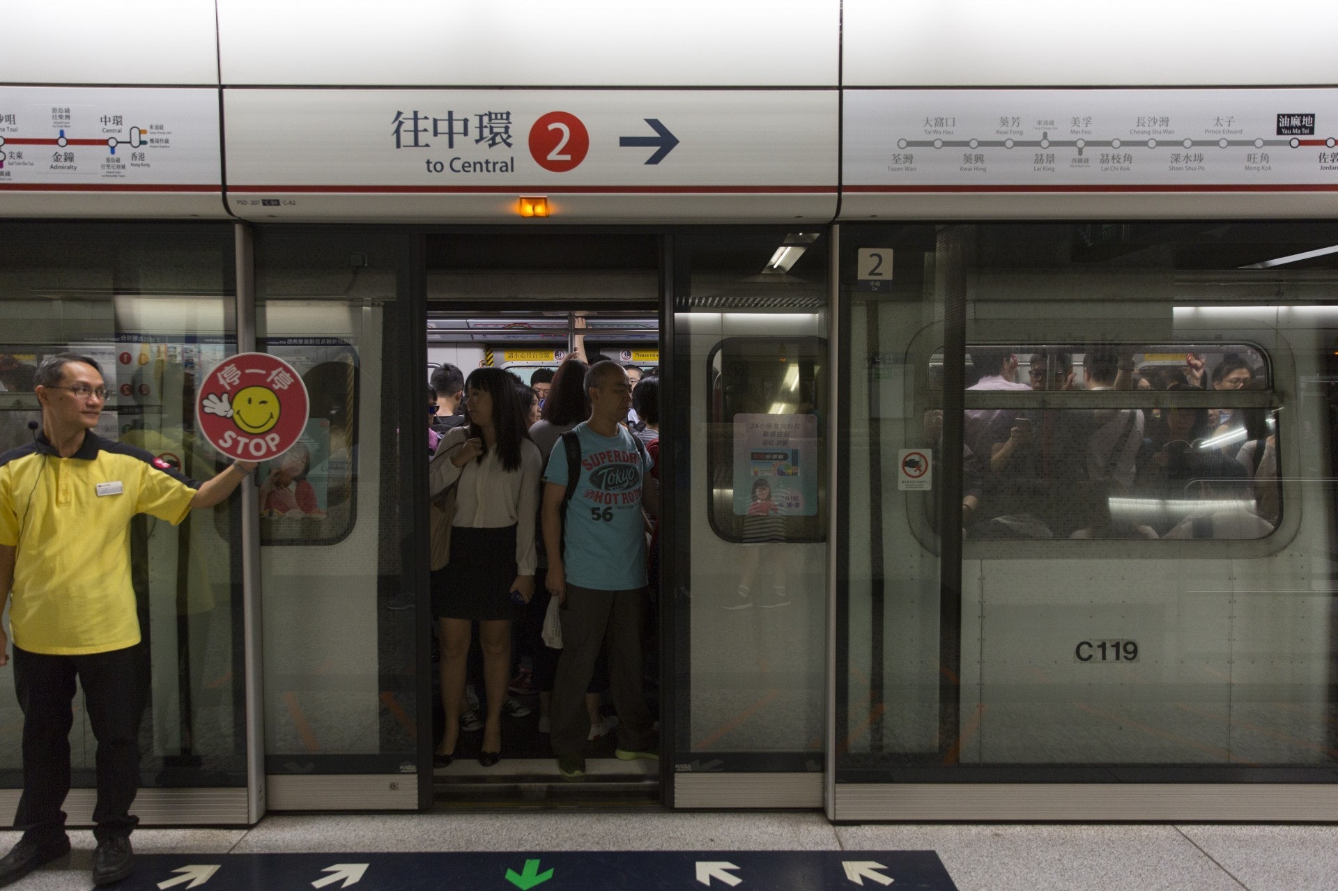 有港女於網上發文圖文,指自己要慳錢「挑戰搭地鐵」,卻被「猥瑣伯」不斷「望望望」。(示意圖/資料圖片) 有港女於網上發文圖文,指自己要慳錢「挑戰搭地鐵」,卻被「猥瑣伯」不斷「望望望」。(示意圖/資料圖片)