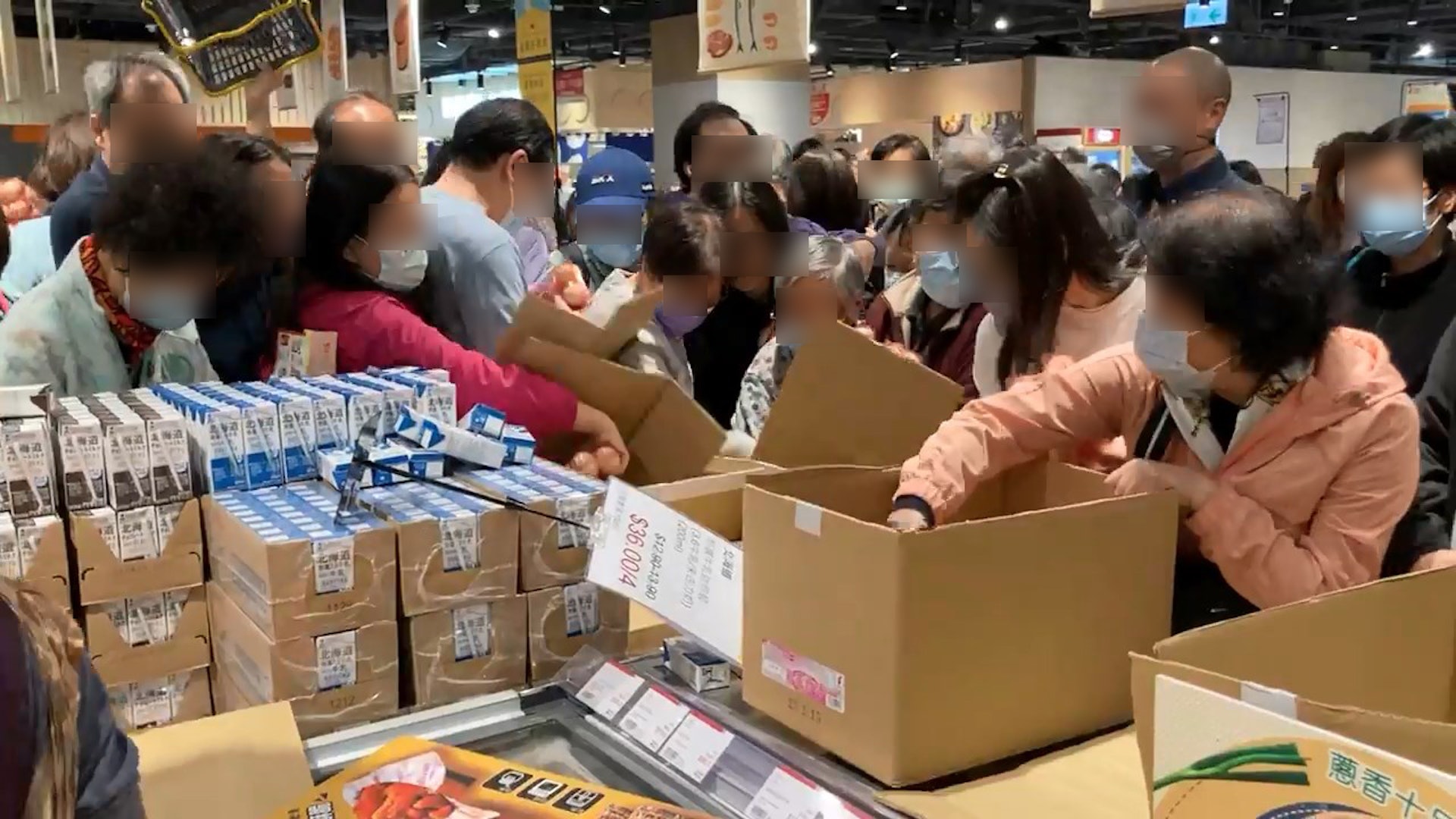 影片中,十多名市民,包括男女及老人家正在日式百貨商店的超市部門內,爭先恐後拿取放在紙皮箱內的日本雞蛋。(fb影片截圖) 影片中,十多名市民,包括男女及老人家正在日式百貨商店的超市部門內,爭先恐後拿取放在紙皮箱內的日本雞蛋。(fb影片截圖)