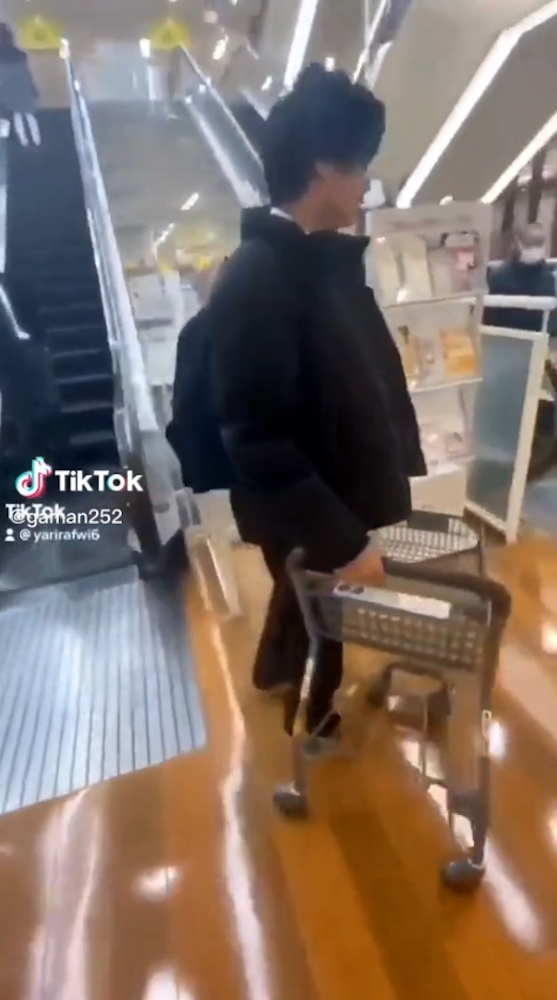 影片中可見一群少年聚集在百貨公司,將手中的推車扔落運行中的手扶梯後,大家便嘻嘻哈哈地逃離現場。
第一次運氣好,推車固定在手扶梯上;第二次則見推車一路滾落,更可怕的是下方竟還有搭乘民眾,轉頭見狀只能倉皇逃生。(TikTok@gaman252) 影片中可見一群少年聚集在百貨公司,將手中的推車扔落運行中的手扶梯後,大家便嘻嘻哈哈地逃離現場。
第一次運氣好,推車固定在手扶梯上;第二次則見推車一路滾落,更可怕的是下方竟還有搭乘民眾,轉頭見狀只能倉皇逃生。(TikTok@gaman252)