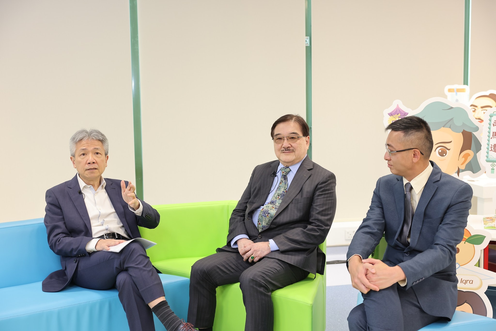 圖左起為教大校長張仁良教授、現代社總裁黃旌先生、教大文學及文化學系副教授馮志弘博士。 圖左起為教大校長張仁良教授、現代社總裁黃旌先生、教大文學及文化學系副教授馮志弘博士。