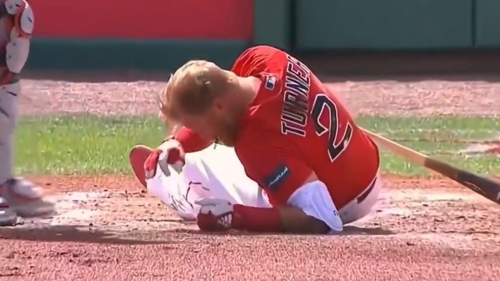 MLB球星遭投球直擊臉部倒地濺血 肇事者曾投出時速185公里快速球 MLB球星遭投球直擊臉部倒地濺血 肇事者曾投出時速185公里快速球