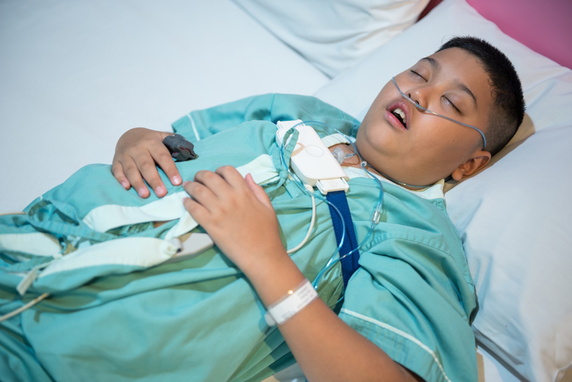 吳醫生表示小朋友可於醫院進行睡眠測試，診斷是否患上睡眠窒息症。（圖片：Shutterstock）