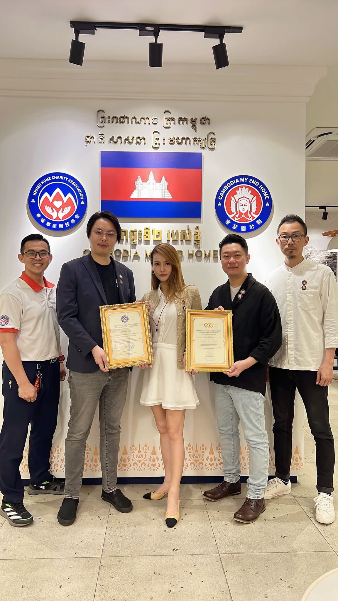 蔡一鳳早前出差接受柬埔寨內政部頒的柬家園文化旅遊推廣大使任狀。（蔡一鳳Facebook）