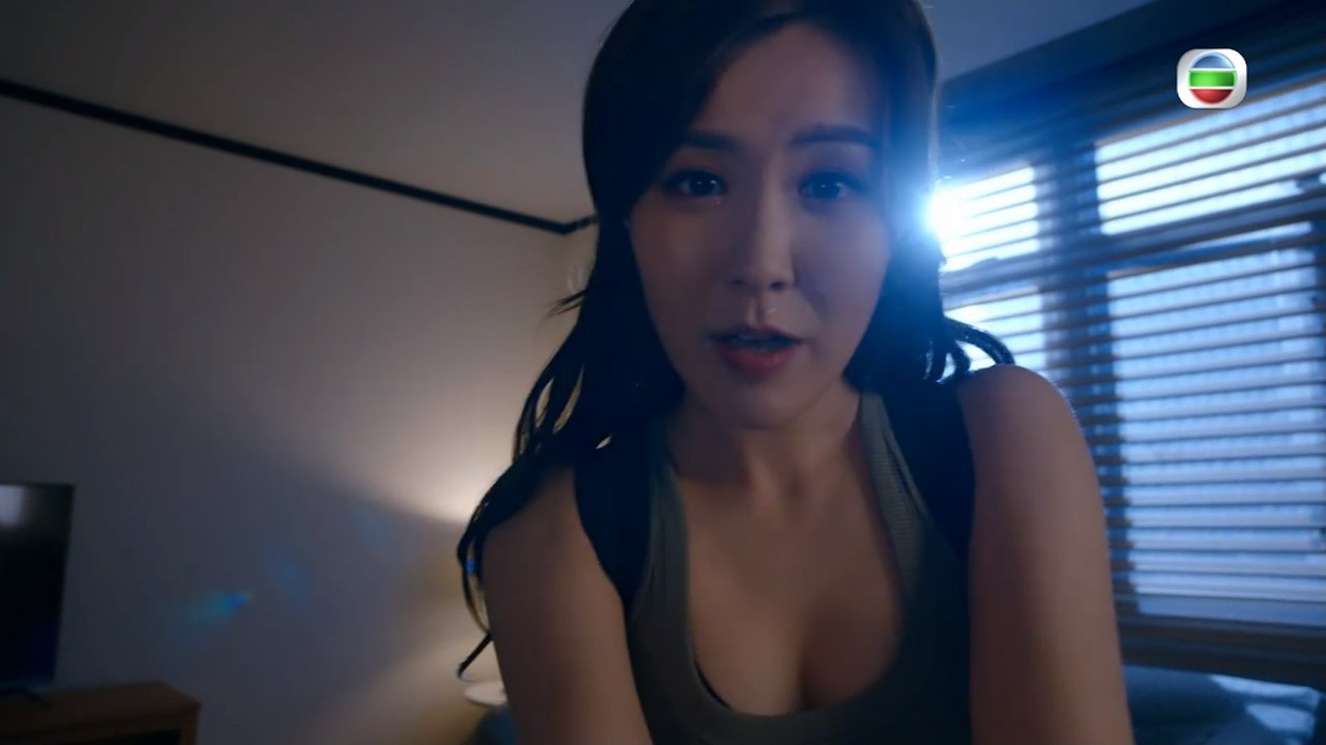 劉佩玥穿上小背心,把傲人的身材表露無違。(《隱形戰隊》截圖) 劉佩玥穿上小背心,把傲人的身材表露無違。(《隱形戰隊》截圖)