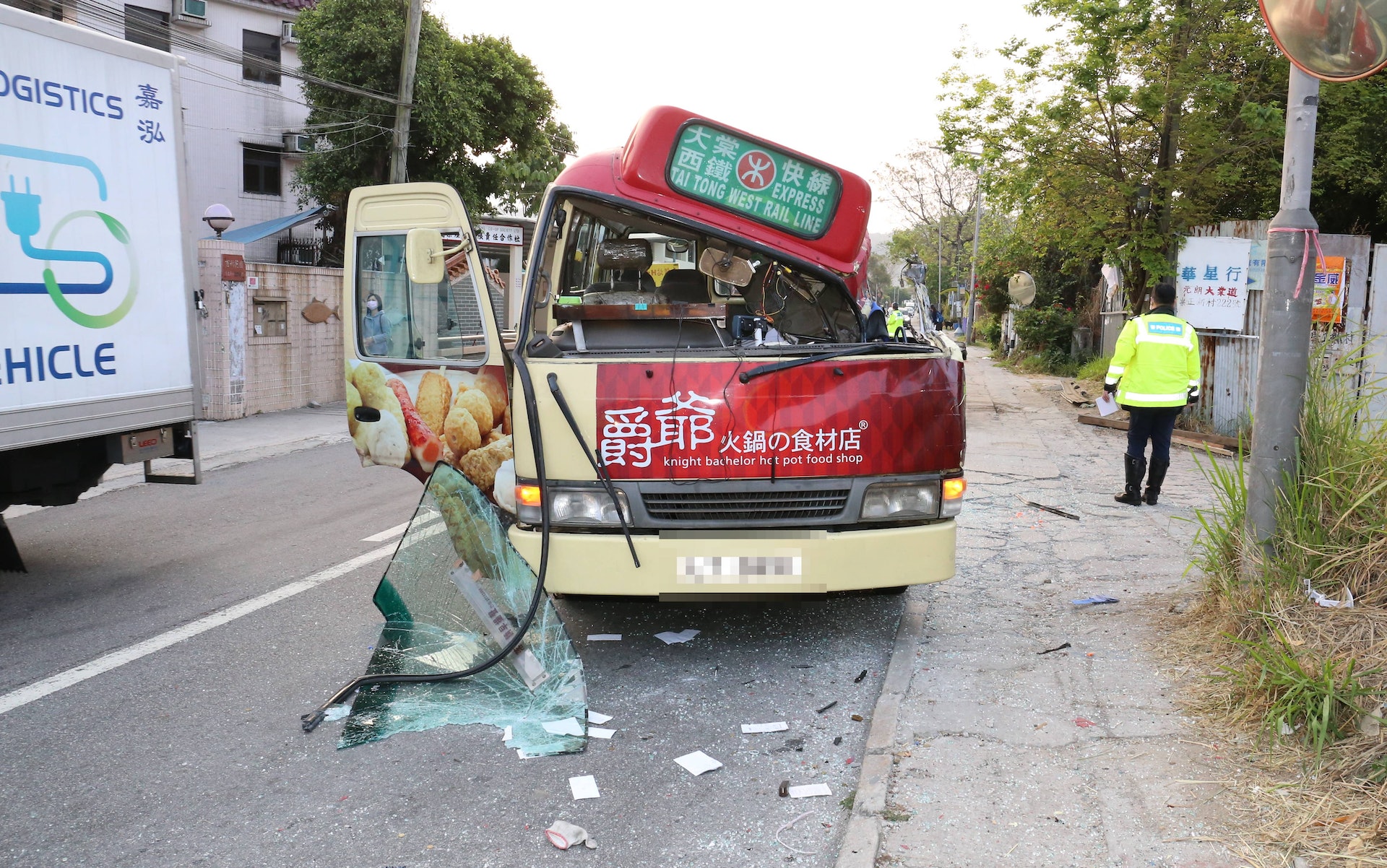 小巴左邊車身及車頭毀爛不堪,擋風玻璃甩脫。(黃江奇攝) 小巴左邊車身及車頭毀爛不堪,擋風玻璃甩脫。(黃江奇攝)