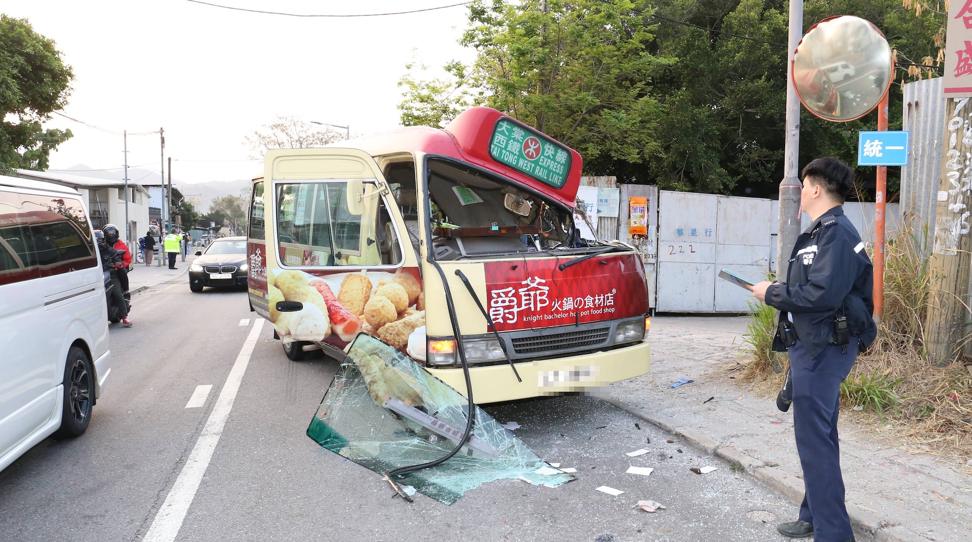 小巴左邊車身及車頭毀爛不堪,擋風玻璃甩脫。(黃江奇攝) 小巴左邊車身及車頭毀爛不堪,擋風玻璃甩脫。(黃江奇攝)
