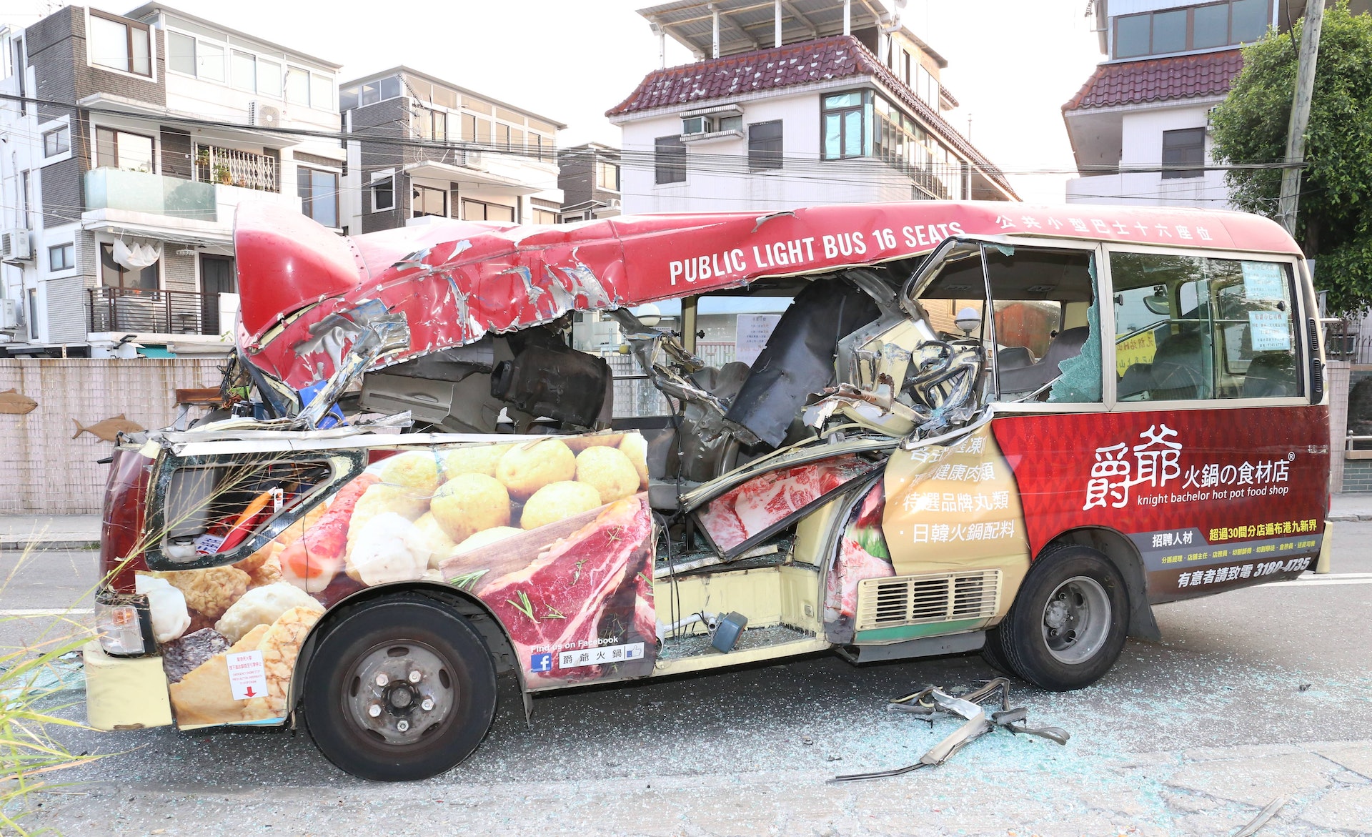 小巴左邊車身及車頭毀爛不堪,擋風玻璃甩脫。(黃江奇攝) 小巴左邊車身及車頭毀爛不堪,擋風玻璃甩脫。(黃江奇攝)