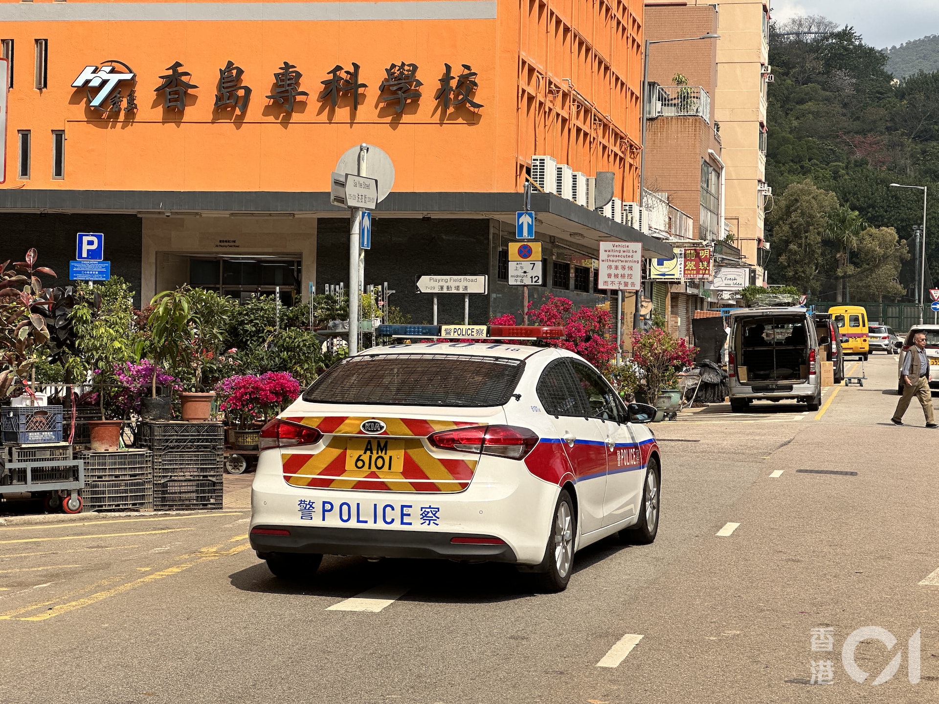 警員在現場調查，列作企圖自殺案處理。（香港01）